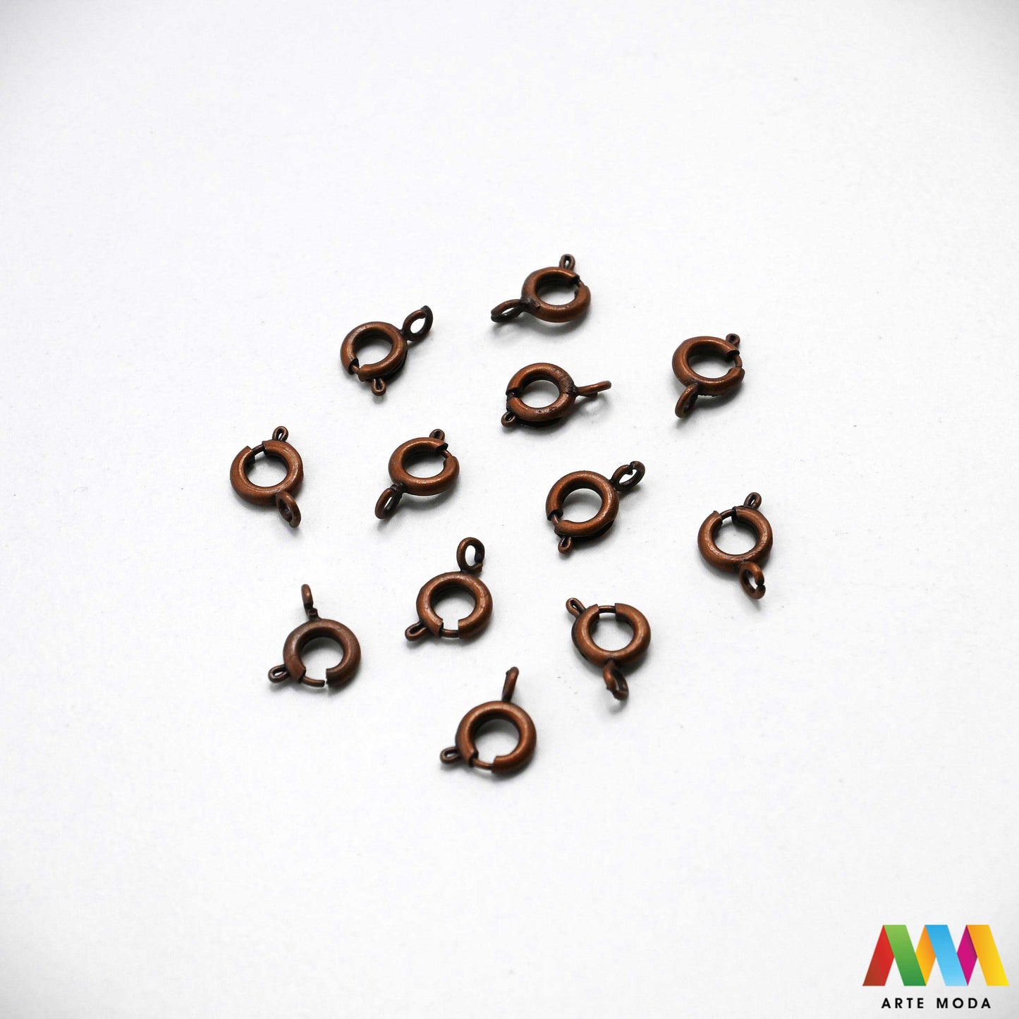 kopče metalne karabiner togl magnet kukice narukvice ogrlice zatvarači nakit DIY metalni pribor spajanje nakita srebrne zlatne karabin magnetne završne kopča narukvica ogrlica Osigurajte svoj nakit Metalne kopče su esencijalne za sigurno završavanje ogrlica i narukvica Birajte između karabin kopči pouzdanost magnetnih kopči lakoća i togl kopči stil Kvalitetni zatvarači u raznim bojama temelj svakog uradi sam nakit projekta arte moda repromaterijal