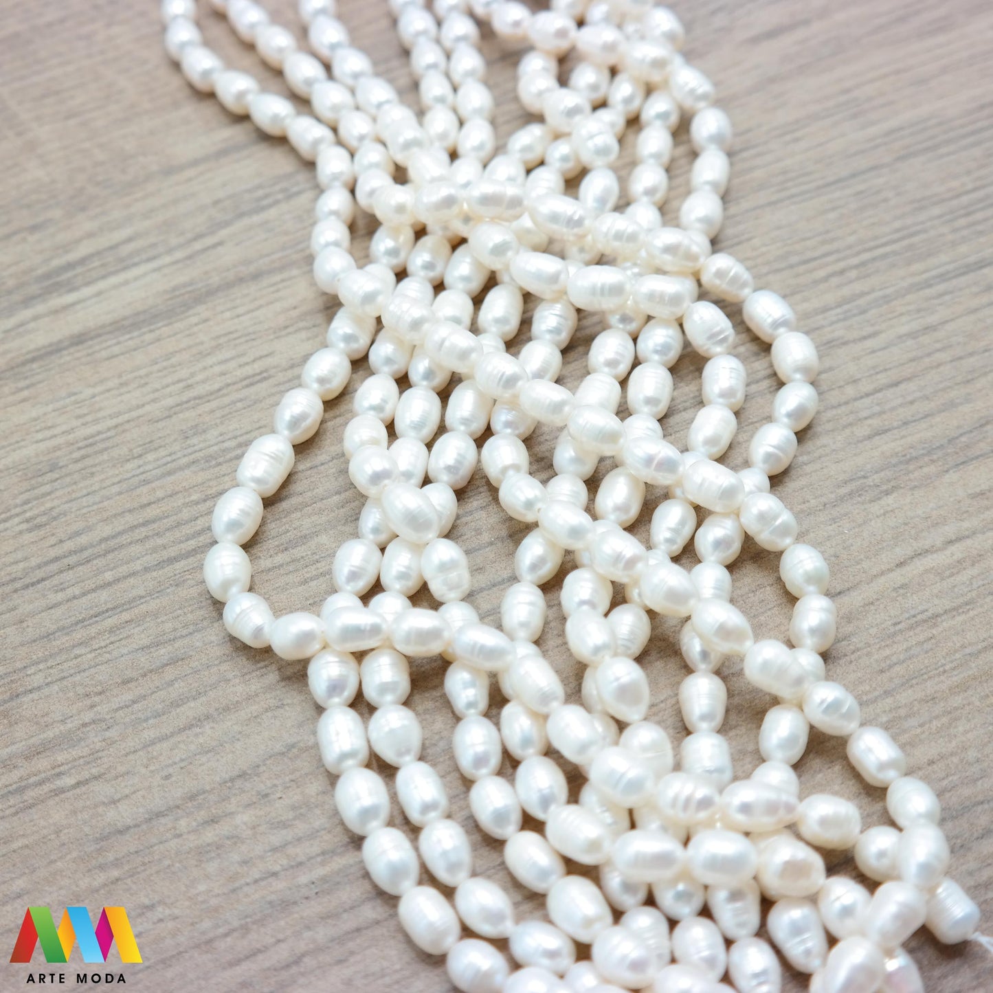 riječni biser zrno bisernica sedef školjka dragi kamen dragulj poludrago kamenje repromaterijal poludragi ukrasni mineral kristal Biser je zrnata tvorevina koja nastaje kod nekih mekušaca osobito kod školjaka bisernica Sastavljeni su od tankih koncentričnih slojeva sedefa i većinom su okruglasti Umjetno uzgojen biser pravi je dragulj mora kojega su stvorili zajednički napori prirode čovjeka i školjke - bisernice arte moda