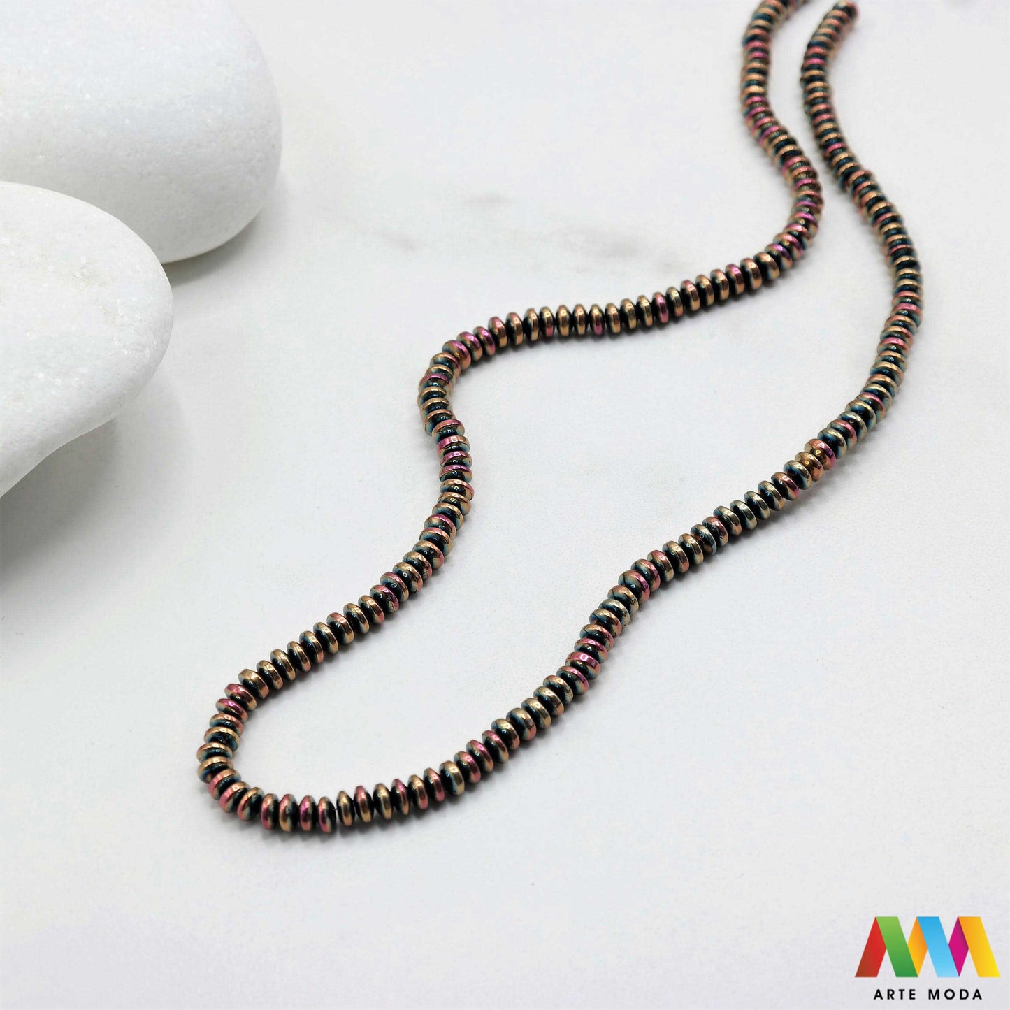 hematit krvavi kamen poludragi mineral metalni sjaj kvarc zrcalo kristal prirodni metalik meditacija zaštita repromaterijal Hematit (ili krvavi kamen) je prirodni mineral smeđe sive ili crne boje karakteriziran prisustvom hladnog metalnog sjaja Vjeruje se da pomaže u jačanju volje samopouzdanja i povezanosti s majkom zemljom Nakit izrađen od njega fascinira svojim tajanstvenim zrcalnim sjajem