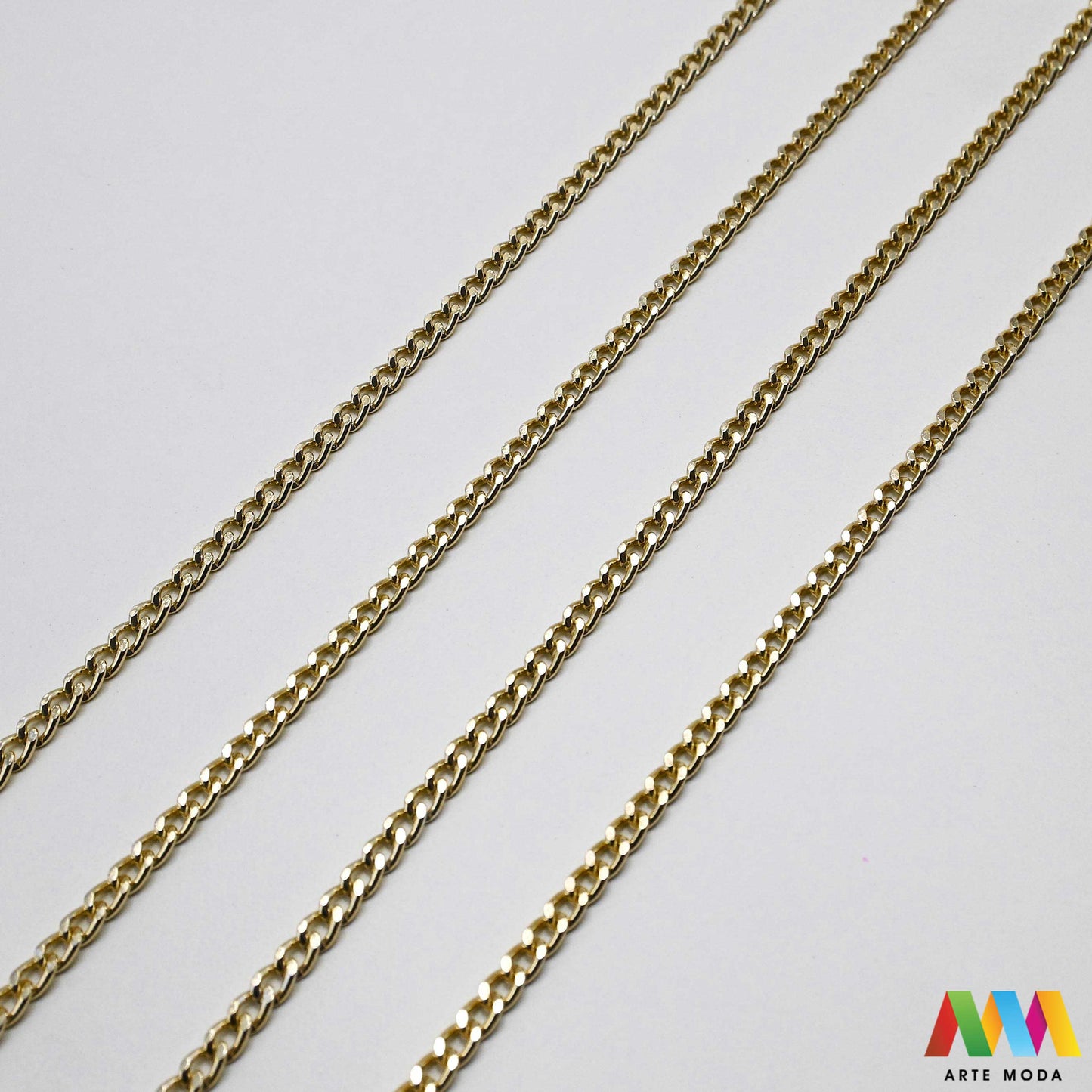 aluminijski lanac torbe ruksak nakit lagani izrada aluminij DIY materijal remen ogrlice narukvice karike ručke pribor komponente ukrasni repromaterijal Želite lagan i trendi materijal Aluminijski lanci savršeni su za vaše projekte Idealni su za izradu laganih remena za torbe ili statement nakita ogrlice narukvice Lakši su od klasičnih metala ne opterećuju i dolaze u raznim bojama i debljinama Lako ih je rezati i oblikovati laganu eleganciju za svoj uradi sam nakit i modne dodatke arte moda repromaterijal