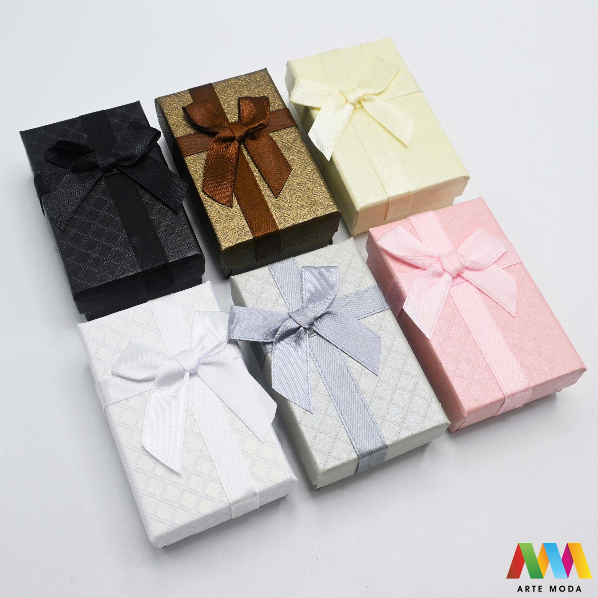 kutijice ukrasne kartonske kutije za nakit poklon ambalaža darivanje pakiranje poklopac prstenje ogrlice naušnice luksuzne elegantne ručni rad personalizirane dar Savršeno pakiranje ljepota vaših kreacija elegantnih i čvrstih kartonskih kutija izrađenih od kvalitetnog papira s mekanim umetkom od spužve prstenje ogrlice naušnice i narukvice nježnu zaštitu od ogrebotina dodaju dašak luksuza i profinjenosti vašem poklonu izloženom nakitu Dostupne u raznim veličinama bojama i dezenima arte moda repromaterijal