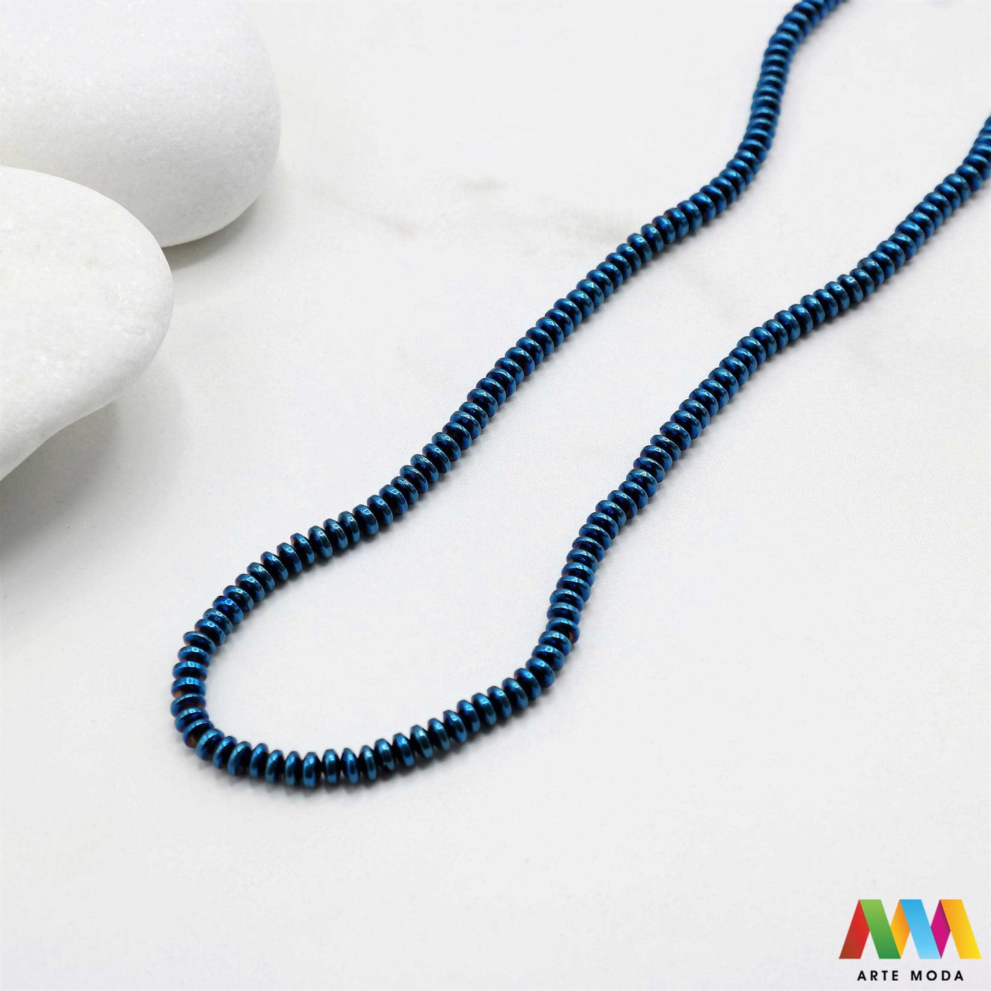 hematit krvavi kamen poludragi mineral metalni sjaj kvarc zrcalo kristal prirodni metalik meditacija zaštita repromaterijal Hematit (ili krvavi kamen) je prirodni mineral smeđe sive ili crne boje karakteriziran prisustvom hladnog metalnog sjaja Vjeruje se da pomaže u jačanju volje samopouzdanja i povezanosti s majkom zemljom Nakit izrađen od njega fascinira svojim tajanstvenim zrcalnim sjajem