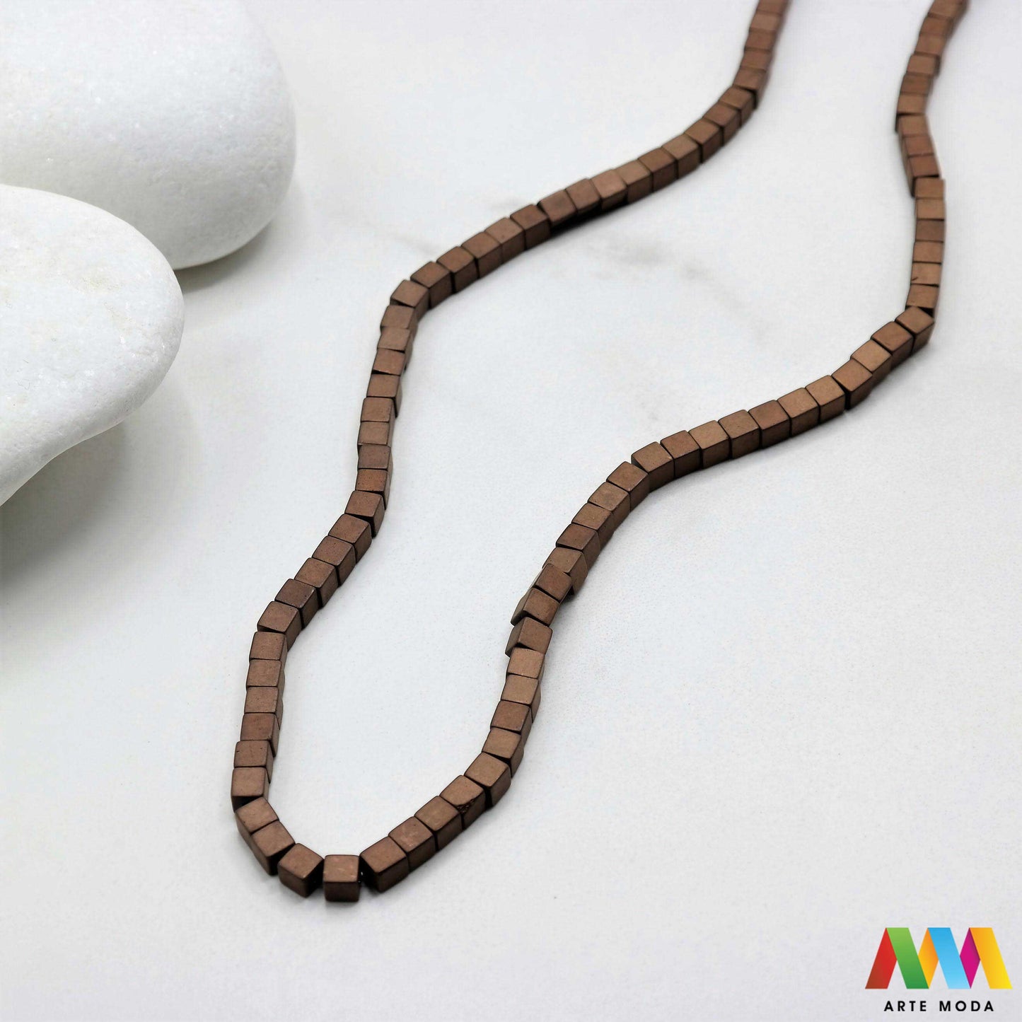 hematit krvavi kamen poludragi mineral metalni sjaj kvarc zrcalo kristal prirodni metalik meditacija zaštita repromaterijal Hematit (ili krvavi kamen) je prirodni mineral smeđe sive ili crne boje karakteriziran prisustvom hladnog metalnog sjaja Vjeruje se da pomaže u jačanju volje samopouzdanja i povezanosti s majkom zemljom Nakit izrađen od njega fascinira svojim tajanstvenim zrcalnim sjajem