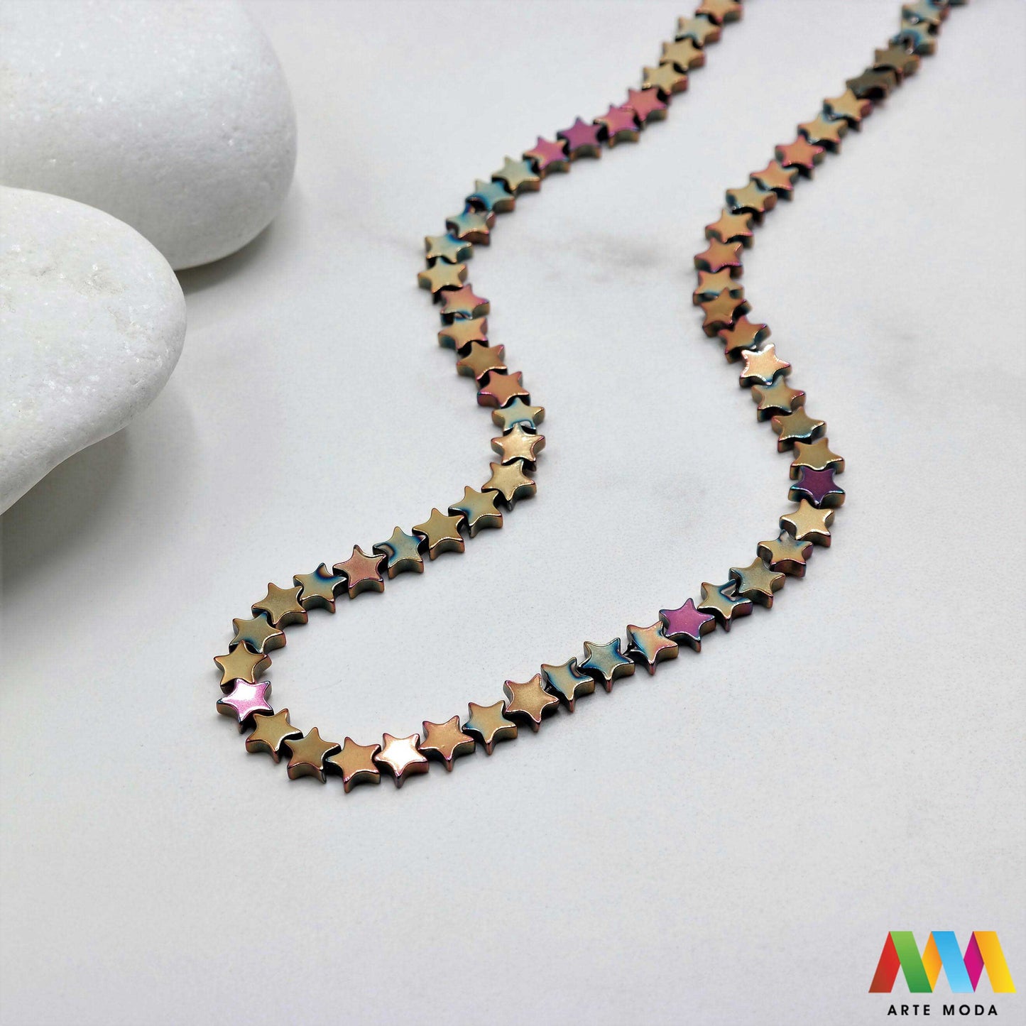 hematit krvavi kamen poludragi mineral metalni sjaj kvarc zrcalo kristal prirodni metalik meditacija zaštita repromaterijal Hematit (ili krvavi kamen) je prirodni mineral smeđe sive ili crne boje karakteriziran prisustvom hladnog metalnog sjaja Vjeruje se da pomaže u jačanju volje samopouzdanja i povezanosti s majkom zemljom Nakit izrađen od njega fascinira svojim tajanstvenim zrcalnim sjajem