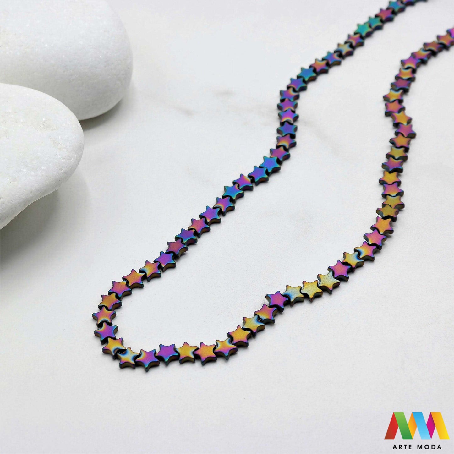 hematit krvavi kamen poludragi mineral metalni sjaj kvarc zrcalo kristal prirodni metalik meditacija zaštita repromaterijal Hematit (ili krvavi kamen) je prirodni mineral smeđe sive ili crne boje karakteriziran prisustvom hladnog metalnog sjaja Vjeruje se da pomaže u jačanju volje samopouzdanja i povezanosti s majkom zemljom Nakit izrađen od njega fascinira svojim tajanstvenim zrcalnim sjajem