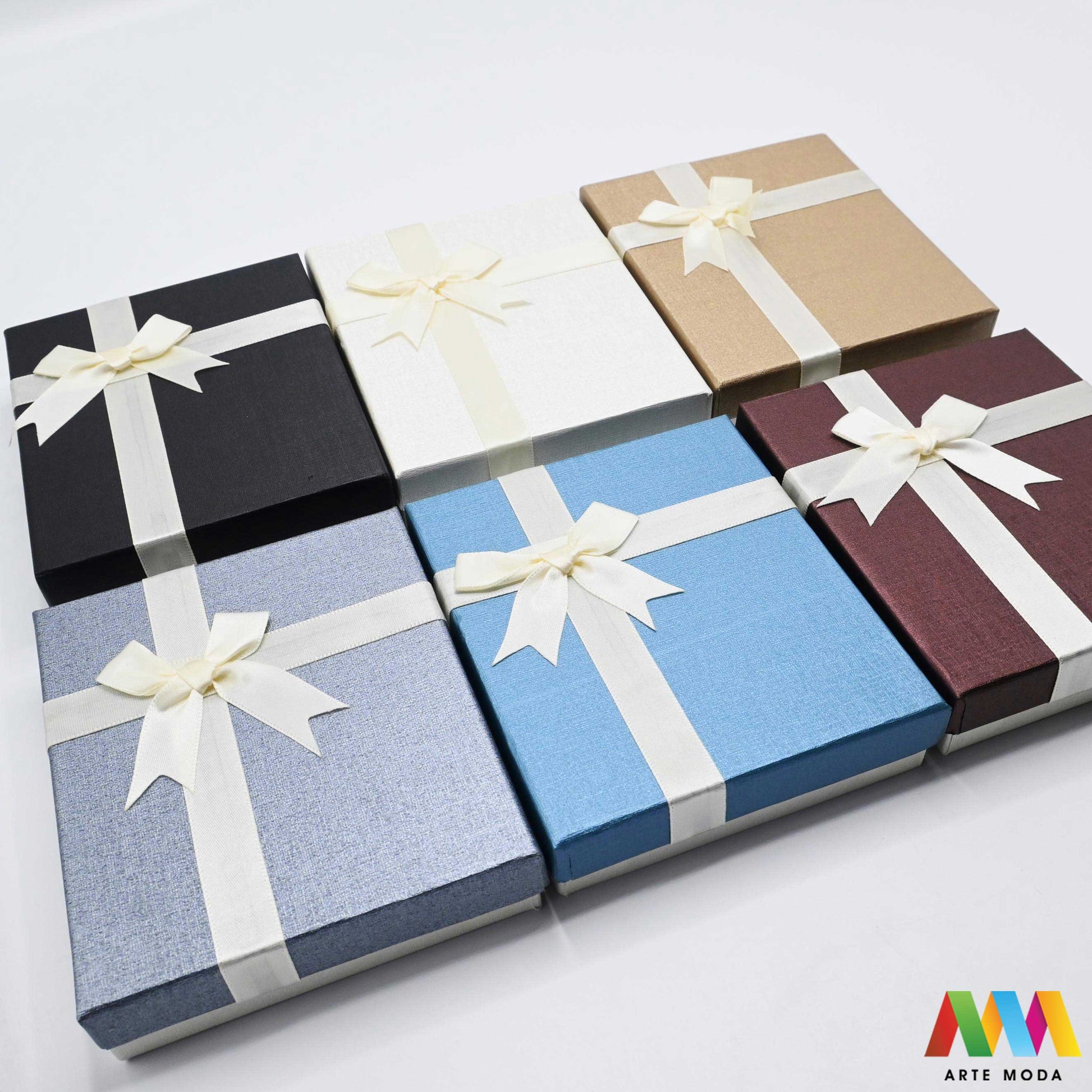 kutijice ukrasne kartonske kutije za nakit poklon ambalaža darivanje pakiranje poklopac prstenje ogrlice naušnice luksuzne elegantne ručni rad personalizirane dar Savršeno pakiranje ljepota vaših kreacija elegantnih i čvrstih kartonskih kutija izrađenih od kvalitetnog papira s mekanim umetkom od spužve prstenje ogrlice naušnice i narukvice nježnu zaštitu od ogrebotina dodaju dašak luksuza i profinjenosti vašem poklonu izloženom nakitu Dostupne u raznim veličinama bojama i dezenima arte moda repromaterijal