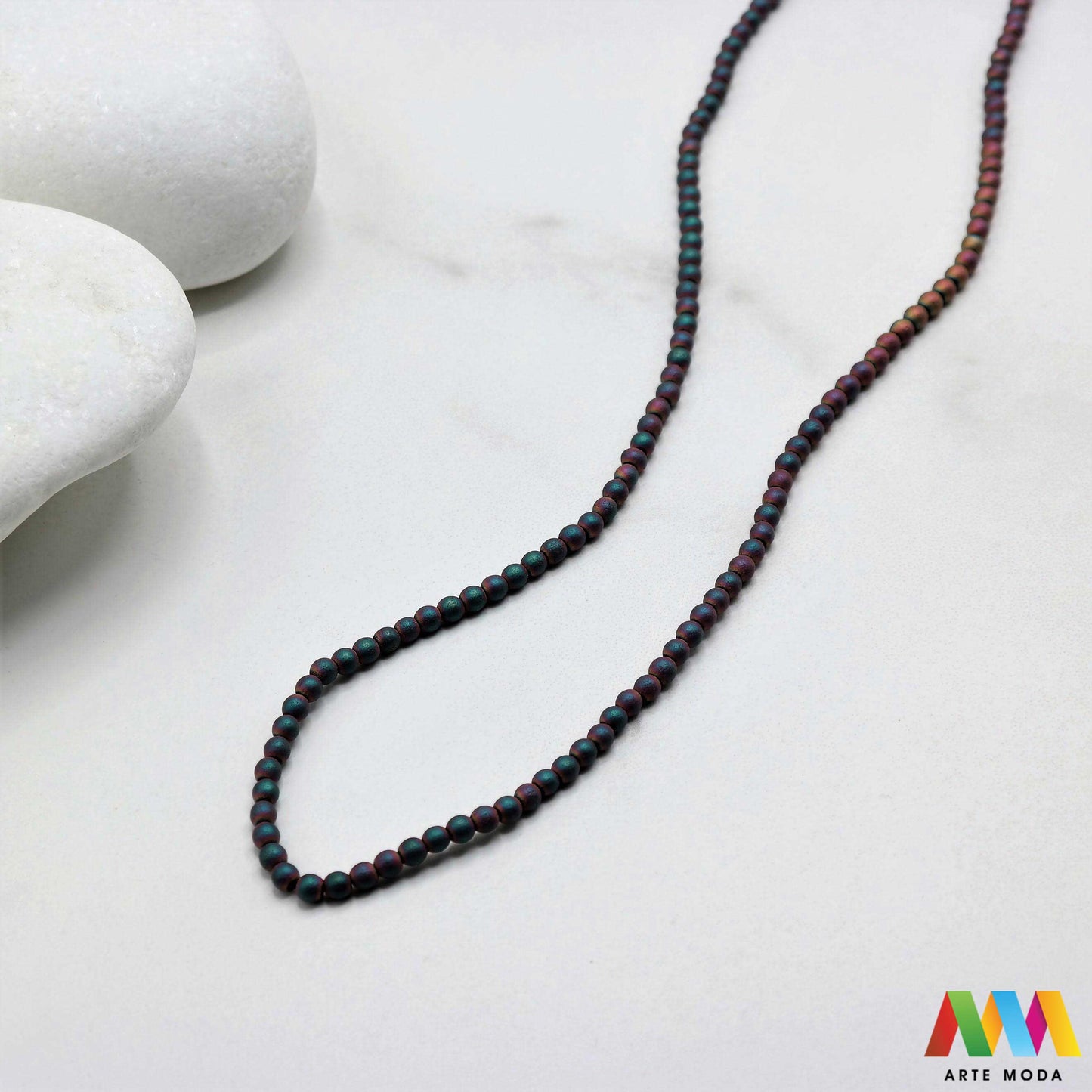 hematit krvavi kamen poludragi mineral metalni sjaj kvarc zrcalo kristal prirodni metalik meditacija zaštita repromaterijal Hematit (ili krvavi kamen) je prirodni mineral smeđe sive ili crne boje karakteriziran prisustvom hladnog metalnog sjaja Vjeruje se da pomaže u jačanju volje samopouzdanja i povezanosti s majkom zemljom Nakit izrađen od njega fascinira svojim tajanstvenim zrcalnim sjajem