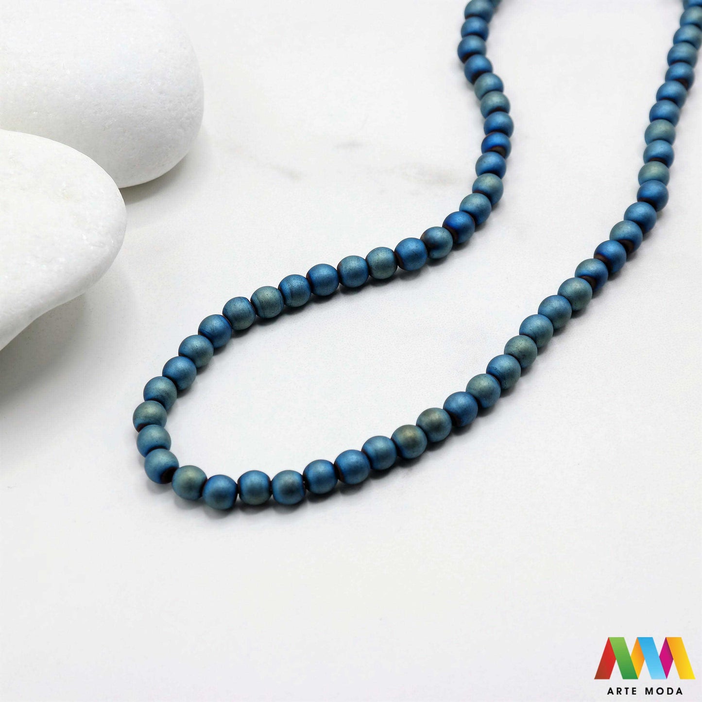 hematit krvavi kamen poludragi mineral metalni sjaj kvarc zrcalo kristal prirodni metalik meditacija zaštita repromaterijal Hematit (ili krvavi kamen) je prirodni mineral smeđe sive ili crne boje karakteriziran prisustvom hladnog metalnog sjaja Vjeruje se da pomaže u jačanju volje samopouzdanja i povezanosti s majkom zemljom Nakit izrađen od njega fascinira svojim tajanstvenim zrcalnim sjajem