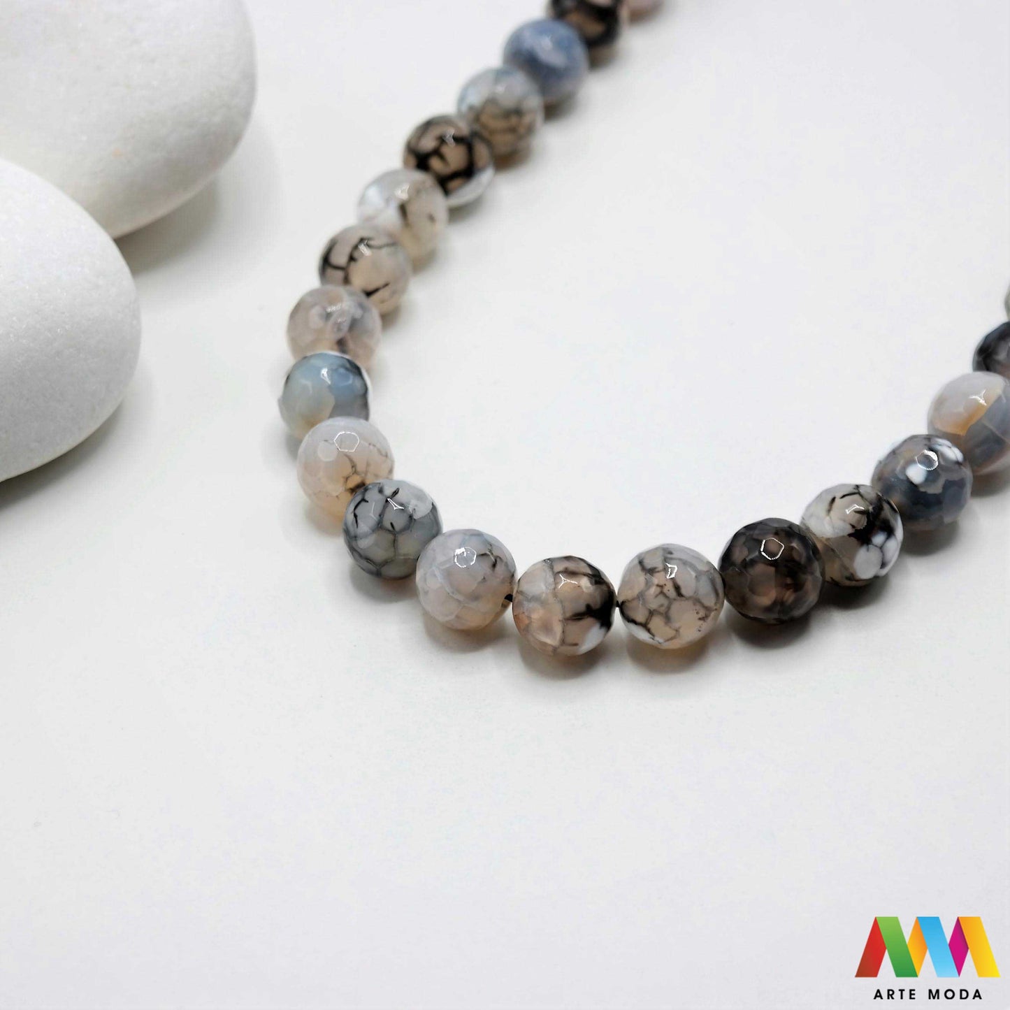 poludragi kamen ahat kristal kalcedon polu dragi poludrago kamenje dragulj mineral kvarc Ahat je jedan od najrasprostranjenijih kristala na planeti Ahat spada u grupu kalcedona izrazito je dekorativan te se od njega izrađuje lijepi nakit i ukrasni predmeti U Hrvatskoj je poznati Lepoglavski Ahat s brda Gaveznica