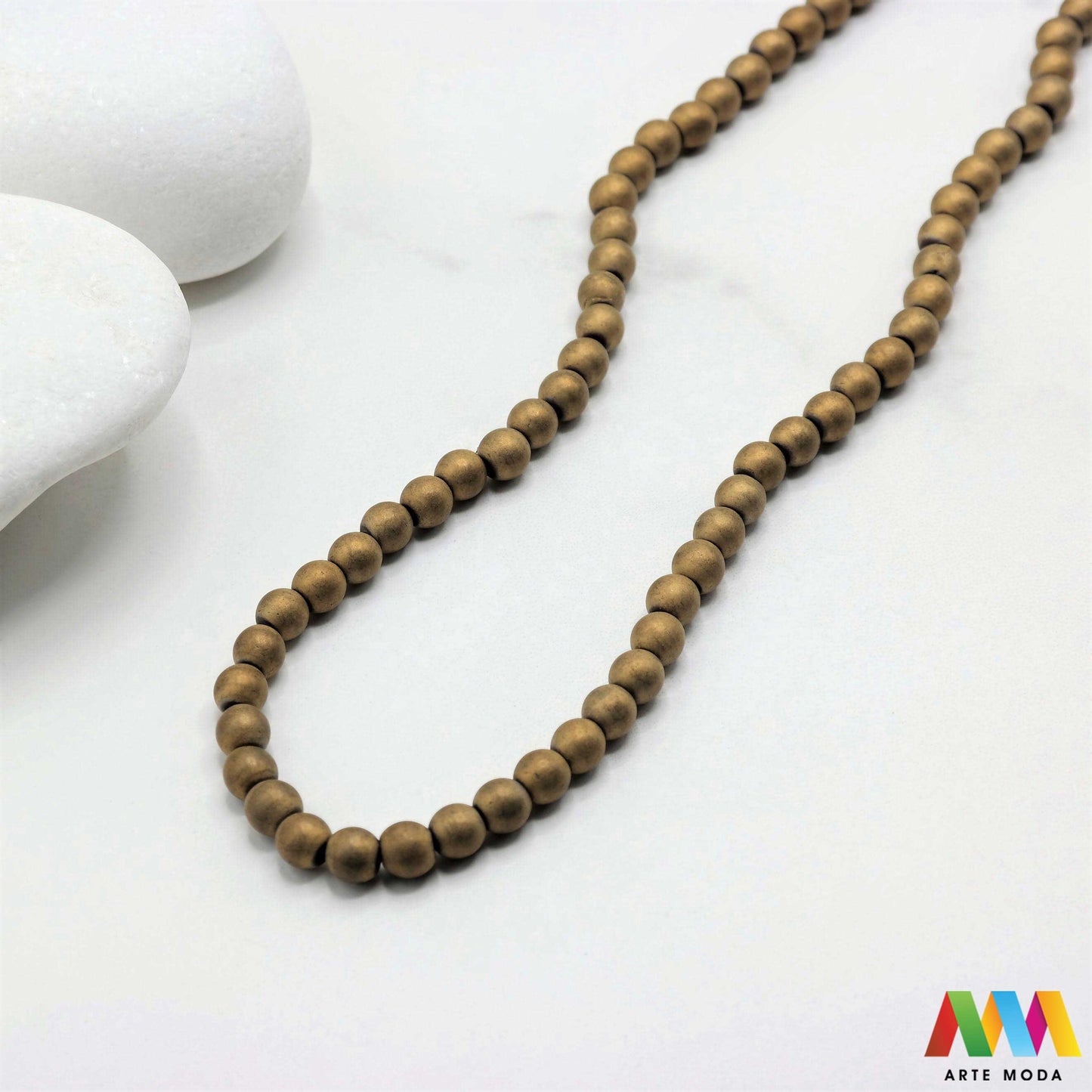 hematit krvavi kamen poludragi mineral metalni sjaj kvarc zrcalo kristal prirodni metalik meditacija zaštita repromaterijal Hematit (ili krvavi kamen) je prirodni mineral smeđe sive ili crne boje karakteriziran prisustvom hladnog metalnog sjaja Vjeruje se da pomaže u jačanju volje samopouzdanja i povezanosti s majkom zemljom Nakit izrađen od njega fascinira svojim tajanstvenim zrcalnim sjajem