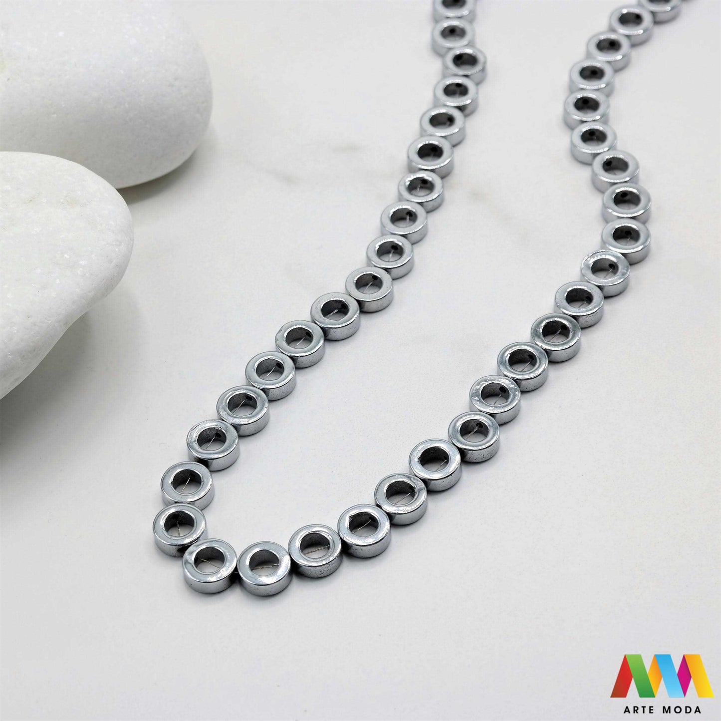 hematit krvavi kamen poludragi mineral metalni sjaj kvarc zrcalo kristal prirodni metalik meditacija zaštita repromaterijal Hematit (ili krvavi kamen) je prirodni mineral smeđe sive ili crne boje karakteriziran prisustvom hladnog metalnog sjaja Vjeruje se da pomaže u jačanju volje samopouzdanja i povezanosti s majkom zemljom Nakit izrađen od njega fascinira svojim tajanstvenim zrcalnim sjajem