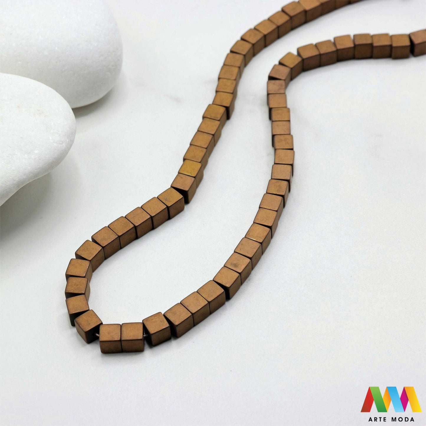 hematit krvavi kamen poludragi mineral metalni sjaj kvarc zrcalo kristal prirodni metalik meditacija zaštita repromaterijal Hematit (ili krvavi kamen) je prirodni mineral smeđe sive ili crne boje karakteriziran prisustvom hladnog metalnog sjaja Vjeruje se da pomaže u jačanju volje samopouzdanja i povezanosti s majkom zemljom Nakit izrađen od njega fascinira svojim tajanstvenim zrcalnim sjajem