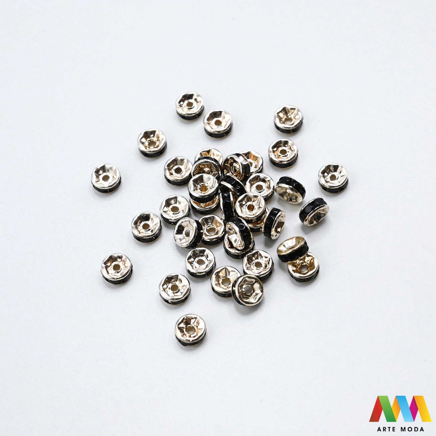 razdjelnik umetak spacer metalne izrada nakita DIY nakit distanceri metalni pribor separatori srebrne zlatne šajbice metalni za perle razmaknice komponente metal Mali ali ključni za profesionalan nakit Metalni umetci razdjelnici spacer perle služe za stvaranje razmaka i dodavanje sjaja perlama Sprječavaju trenje i ističu poludrago kamenje Neophodan element za izradu narukvica i ogrlica koje izgledaju bogatije i elegantnije arte moda repromaterijal