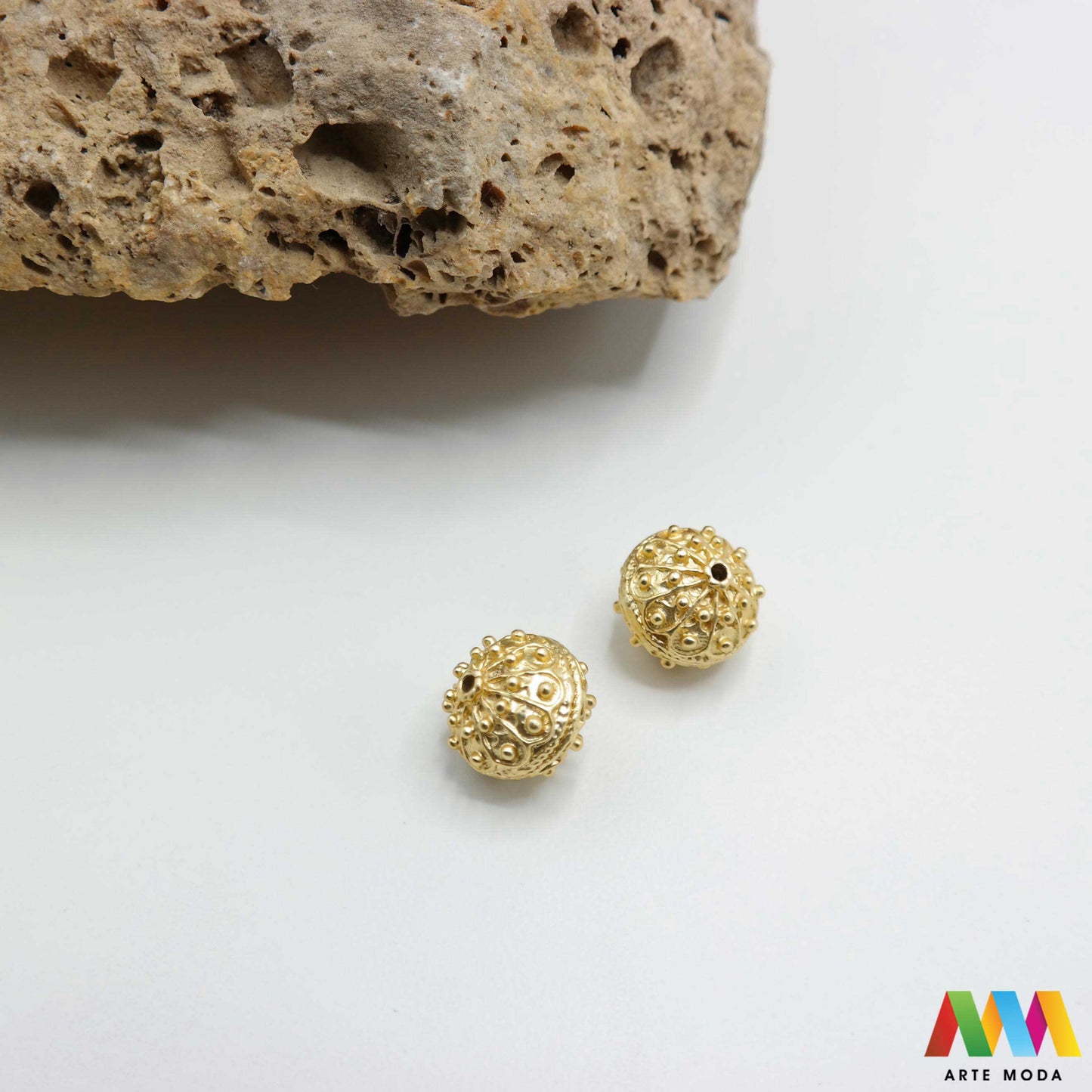 šibenik hrvatski dugme toka suvenir tradicionalni dalmacija tradicija filigran nakit baština hrvatska metal naušnice prstenje ogrlice privjesci tradicijski dalmatinski originalni Šibenski botun puce je najoriginalniji hrvatski suvenir i simbol dalmatinske baštine tradicionalni nakit izrađen je tehnikom filigrana fine obrade metala karakterističan prozračan i elegantan izgled Izradite naušnice prstenje ili privjeske i ponesite komadić povijesti i elegancije Bezvremenski klasik arte moda repromaterijal