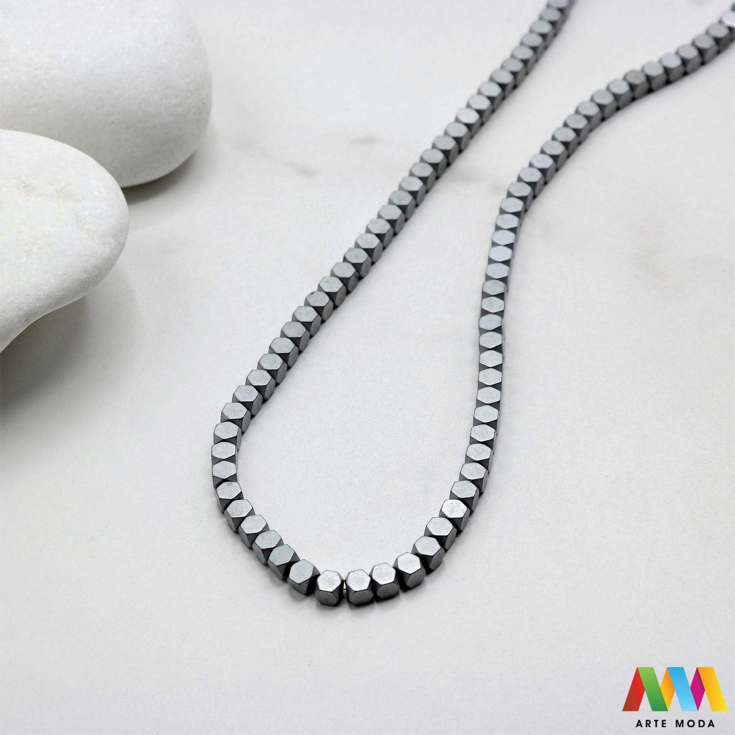 hematit krvavi kamen poludragi mineral metalni sjaj kvarc zrcalo kristal prirodni metalik meditacija zaštita repromaterijal Hematit (ili krvavi kamen) je prirodni mineral smeđe sive ili crne boje karakteriziran prisustvom hladnog metalnog sjaja Vjeruje se da pomaže u jačanju volje samopouzdanja i povezanosti s majkom zemljom Nakit izrađen od njega fascinira svojim tajanstvenim zrcalnim sjajem