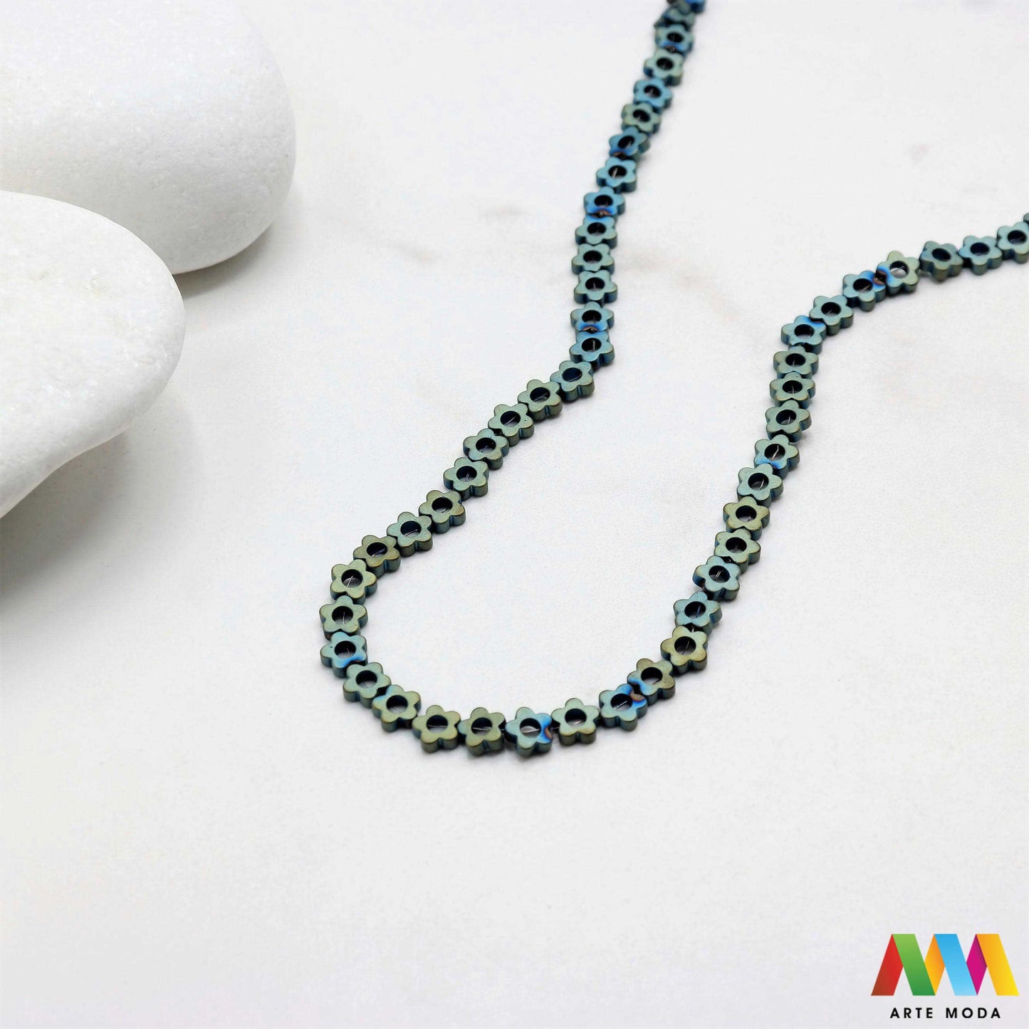 hematit krvavi kamen poludragi mineral metalni sjaj kvarc zrcalo kristal prirodni metalik meditacija zaštita repromaterijal Hematit (ili krvavi kamen) je prirodni mineral smeđe sive ili crne boje karakteriziran prisustvom hladnog metalnog sjaja Vjeruje se da pomaže u jačanju volje samopouzdanja i povezanosti s majkom zemljom Nakit izrađen od njega fascinira svojim tajanstvenim zrcalnim sjajem