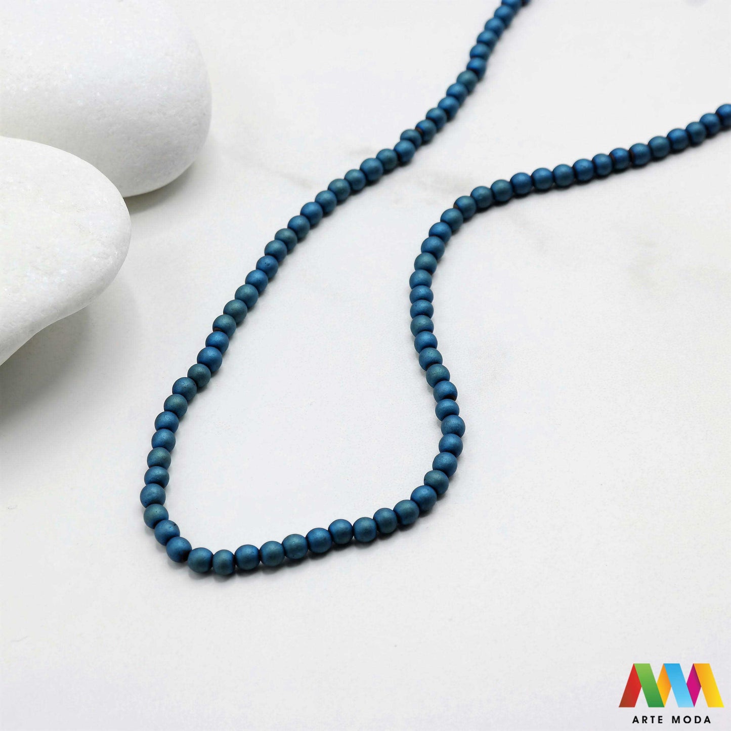 hematit krvavi kamen poludragi mineral metalni sjaj kvarc zrcalo kristal prirodni metalik meditacija zaštita repromaterijal Hematit (ili krvavi kamen) je prirodni mineral smeđe sive ili crne boje karakteriziran prisustvom hladnog metalnog sjaja Vjeruje se da pomaže u jačanju volje samopouzdanja i povezanosti s majkom zemljom Nakit izrađen od njega fascinira svojim tajanstvenim zrcalnim sjajem