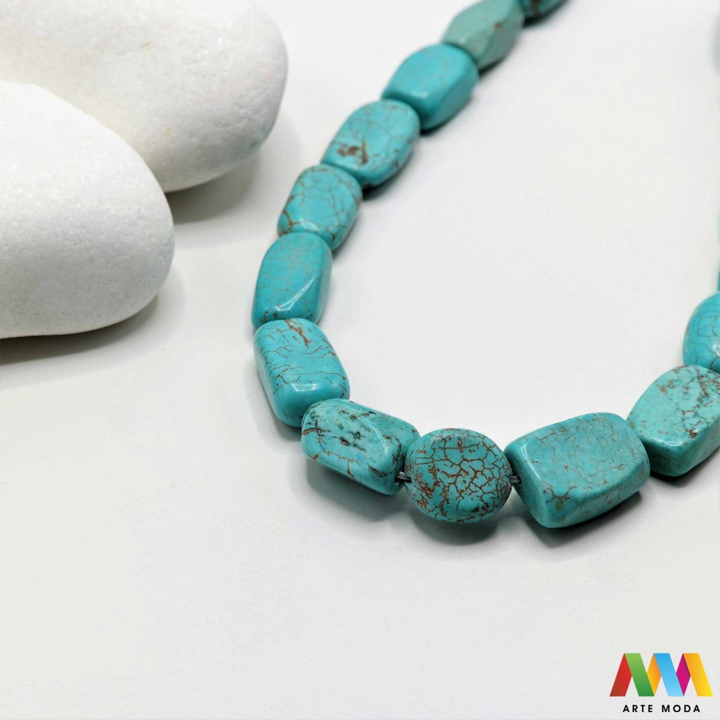 tirkiz poludragi kamen kristal mineral nakit prirodni meditacija zaštita sreća plava grlena čakra ljekovito kamenje energija kristala Simbol neba i mora ovaj prekrasni plavi poludragi kamen cijenjen je zbog svoje ljepote i metafizičkih svojstava Vjeruje se da pomaže u komunikaciji donosi sreću i štiti od negativne energije Savršen je za izradu nakita i meditaciju