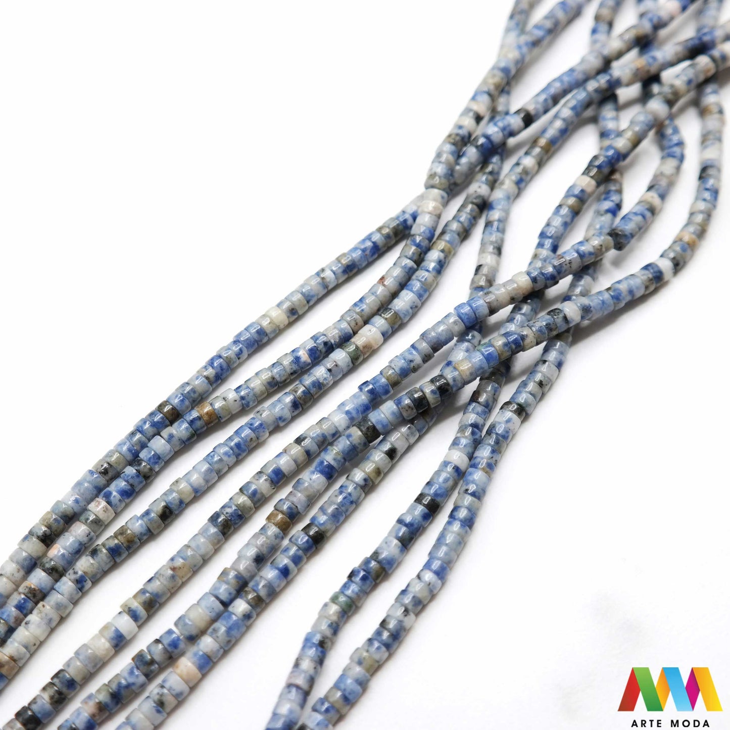 sodalit lazurit kamen kristal dragulj poludrago kamenje repromaterijal poludragi ukrasni mineral prirodni meditacija Sodalit moćan poludragi kamen nebesko plave boje cijenjen zbog svojih metafizičkih svojstava i ljepote Vjeruje se da pomaže u poboljšanju komunikacije jača intuiciju i donosi unutarnji mir Savršen je za meditaciju izradu nakita i kao ukrasni element u domu