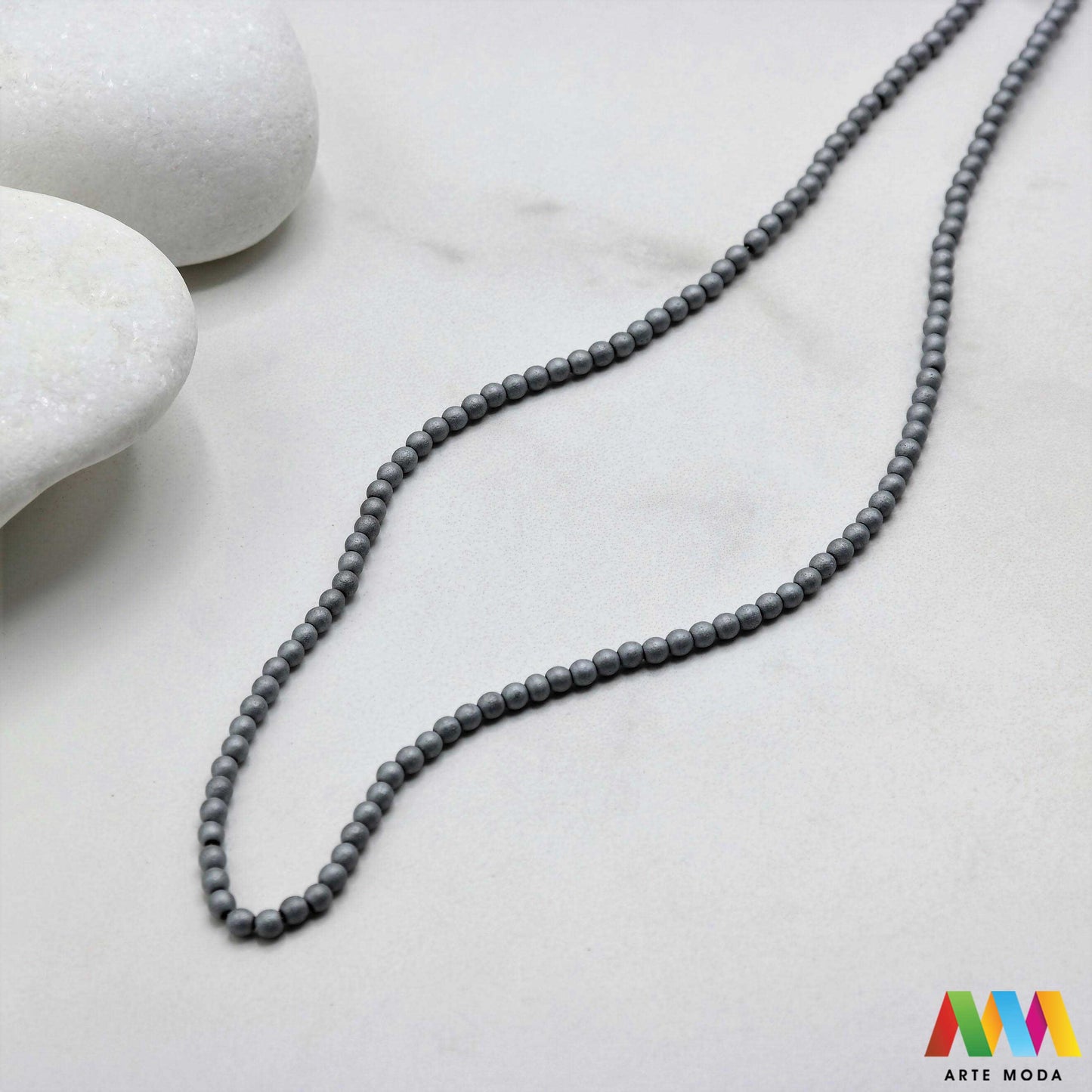 hematit krvavi kamen poludragi mineral metalni sjaj kvarc zrcalo kristal prirodni metalik meditacija zaštita repromaterijal Hematit (ili krvavi kamen) je prirodni mineral smeđe sive ili crne boje karakteriziran prisustvom hladnog metalnog sjaja Vjeruje se da pomaže u jačanju volje samopouzdanja i povezanosti s majkom zemljom Nakit izrađen od njega fascinira svojim tajanstvenim zrcalnim sjajem