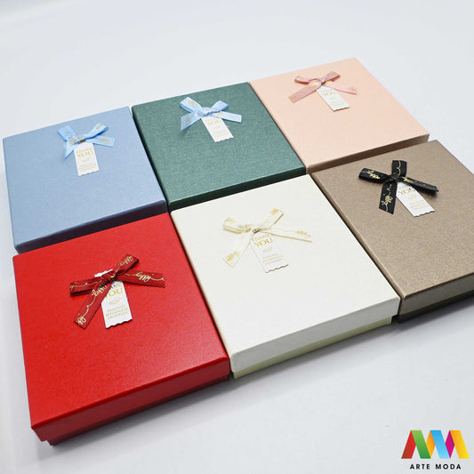 kutijice ukrasne kartonske kutije za nakit poklon ambalaža darivanje pakiranje poklopac prstenje ogrlice naušnice luksuzne elegantne ručni rad personalizirane dar Savršeno pakiranje ljepota vaših kreacija elegantnih i čvrstih kartonskih kutija izrađenih od kvalitetnog papira s mekanim umetkom od spužve prstenje ogrlice naušnice i narukvice nježnu zaštitu od ogrebotina dodaju dašak luksuza i profinjenosti vašem poklonu izloženom nakitu Dostupne u raznim veličinama bojama i dezenima arte moda repromaterijal