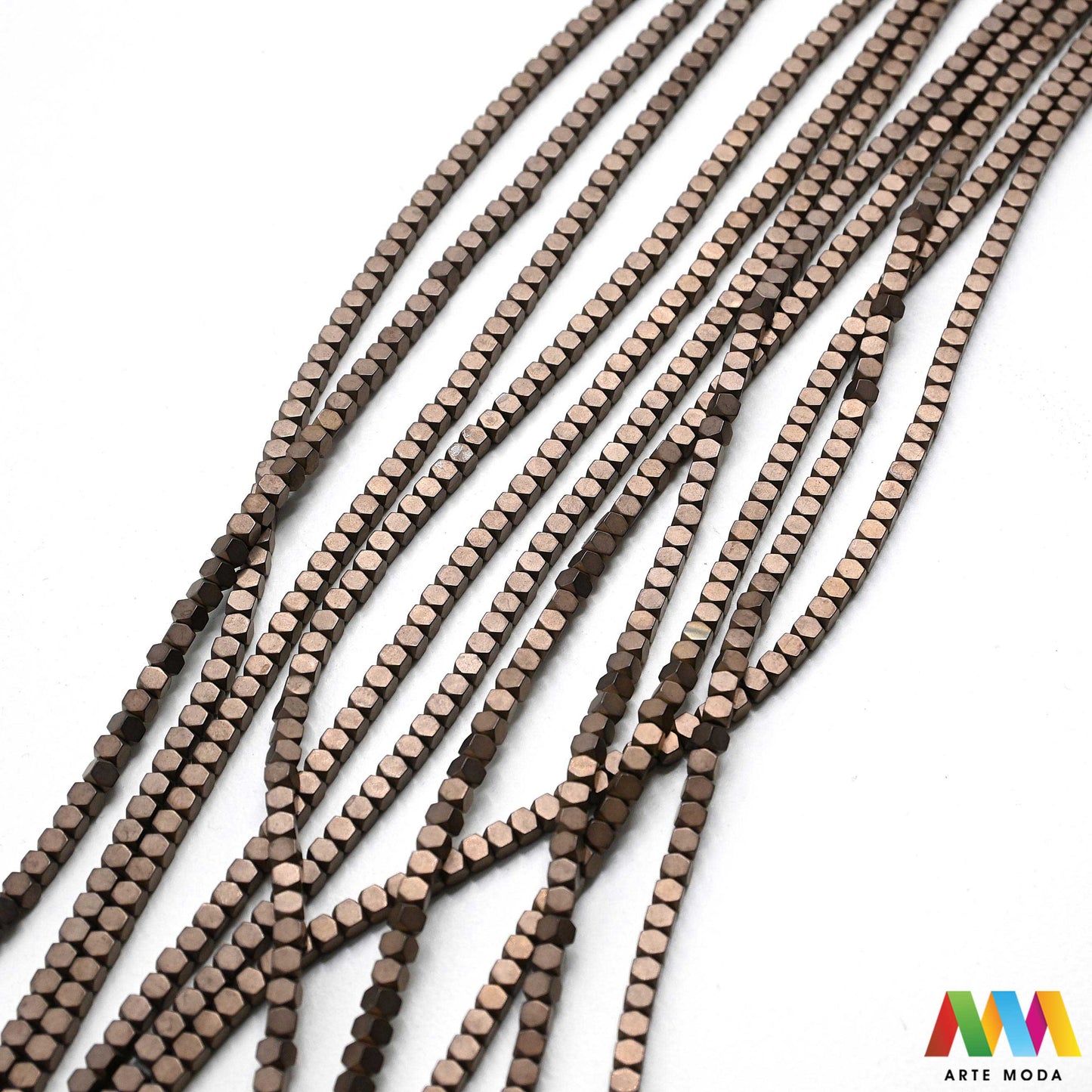 hematit krvavi kamen poludragi mineral metalni sjaj kvarc zrcalo kristal prirodni metalik meditacija zaštita repromaterijal Hematit (ili krvavi kamen) je prirodni mineral smeđe sive ili crne boje karakteriziran prisustvom hladnog metalnog sjaja Vjeruje se da pomaže u jačanju volje samopouzdanja i povezanosti s majkom zemljom Nakit izrađen od njega fascinira svojim tajanstvenim zrcalnim sjajem