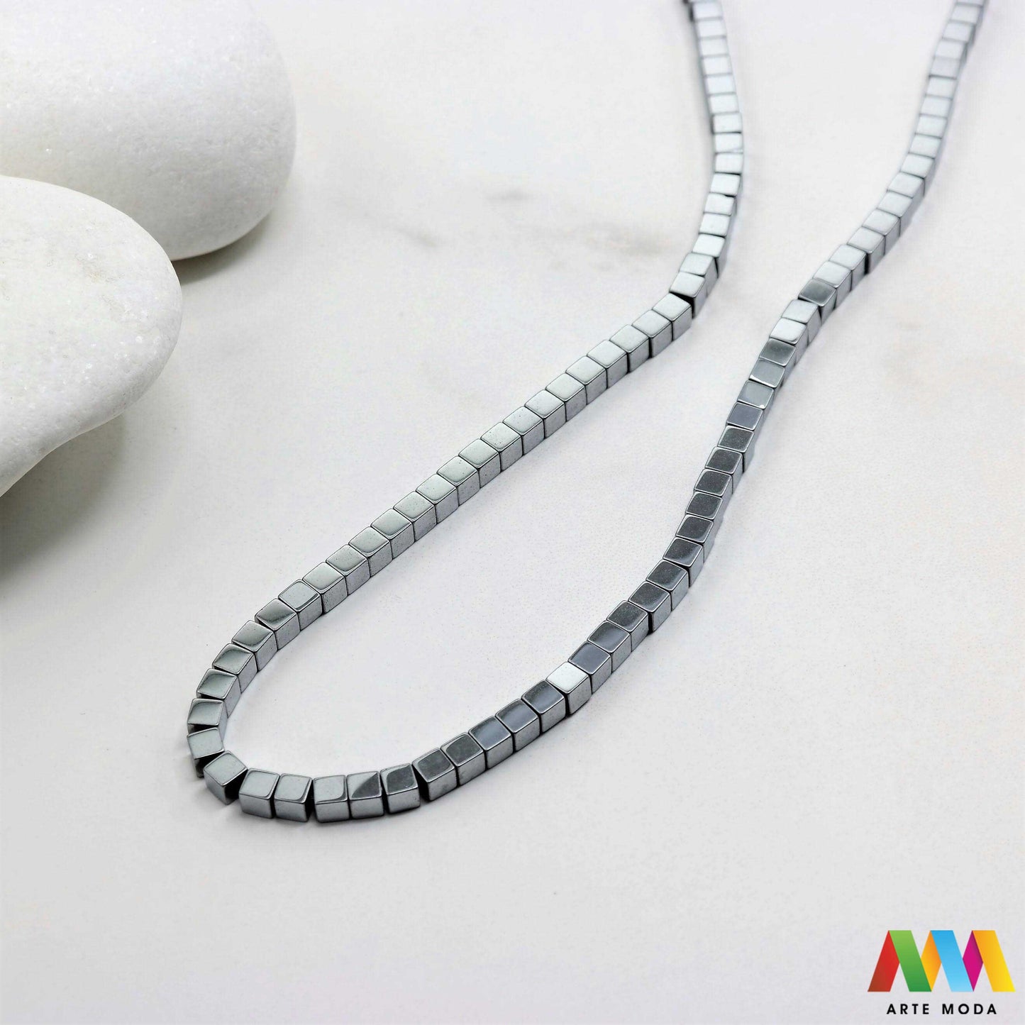 hematit krvavi kamen poludragi mineral metalni sjaj kvarc zrcalo kristal prirodni metalik meditacija zaštita repromaterijal Hematit (ili krvavi kamen) je prirodni mineral smeđe sive ili crne boje karakteriziran prisustvom hladnog metalnog sjaja Vjeruje se da pomaže u jačanju volje samopouzdanja i povezanosti s majkom zemljom Nakit izrađen od njega fascinira svojim tajanstvenim zrcalnim sjajem