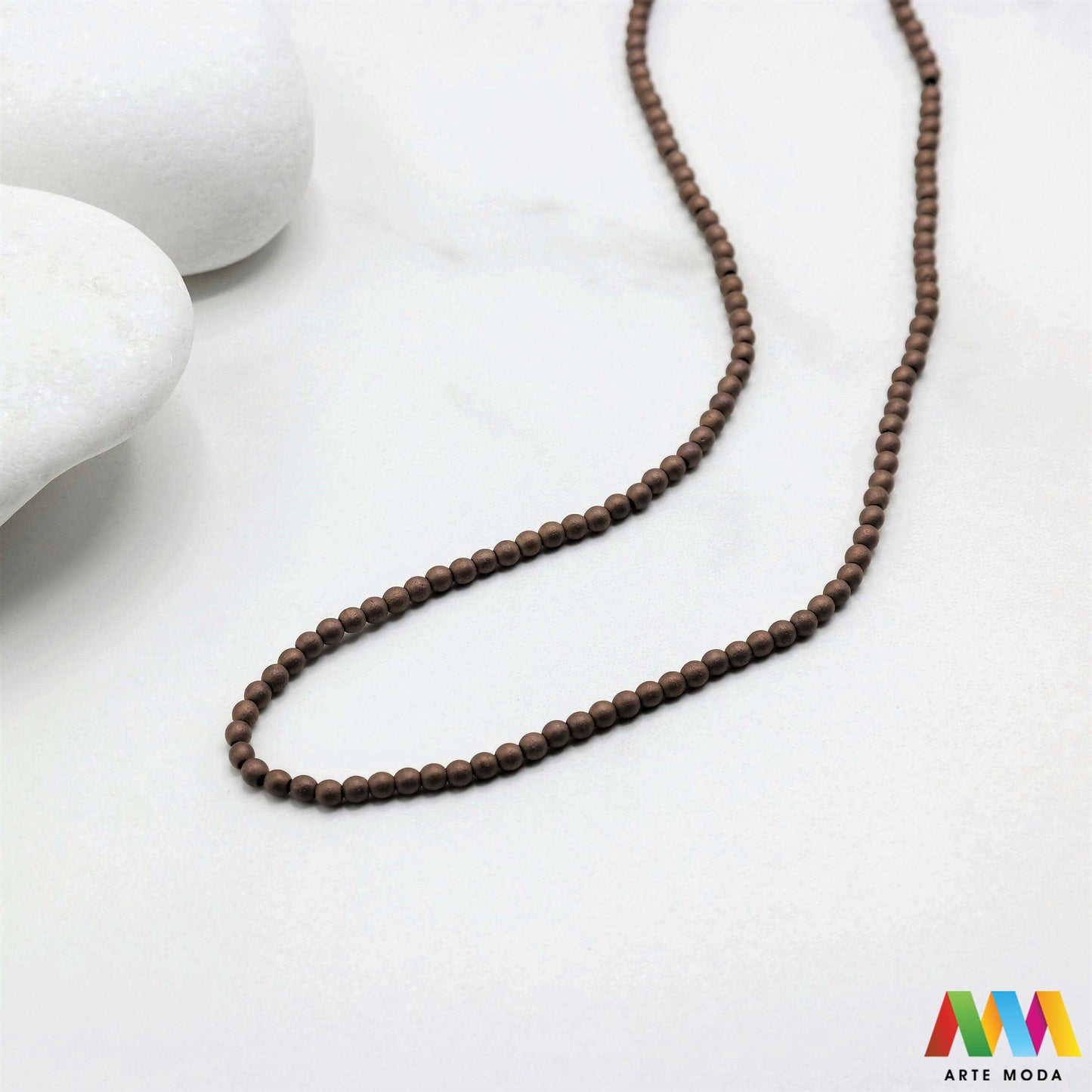 hematit krvavi kamen poludragi mineral metalni sjaj kvarc zrcalo kristal prirodni metalik meditacija zaštita repromaterijal Hematit (ili krvavi kamen) je prirodni mineral smeđe sive ili crne boje karakteriziran prisustvom hladnog metalnog sjaja Vjeruje se da pomaže u jačanju volje samopouzdanja i povezanosti s majkom zemljom Nakit izrađen od njega fascinira svojim tajanstvenim zrcalnim sjajem
