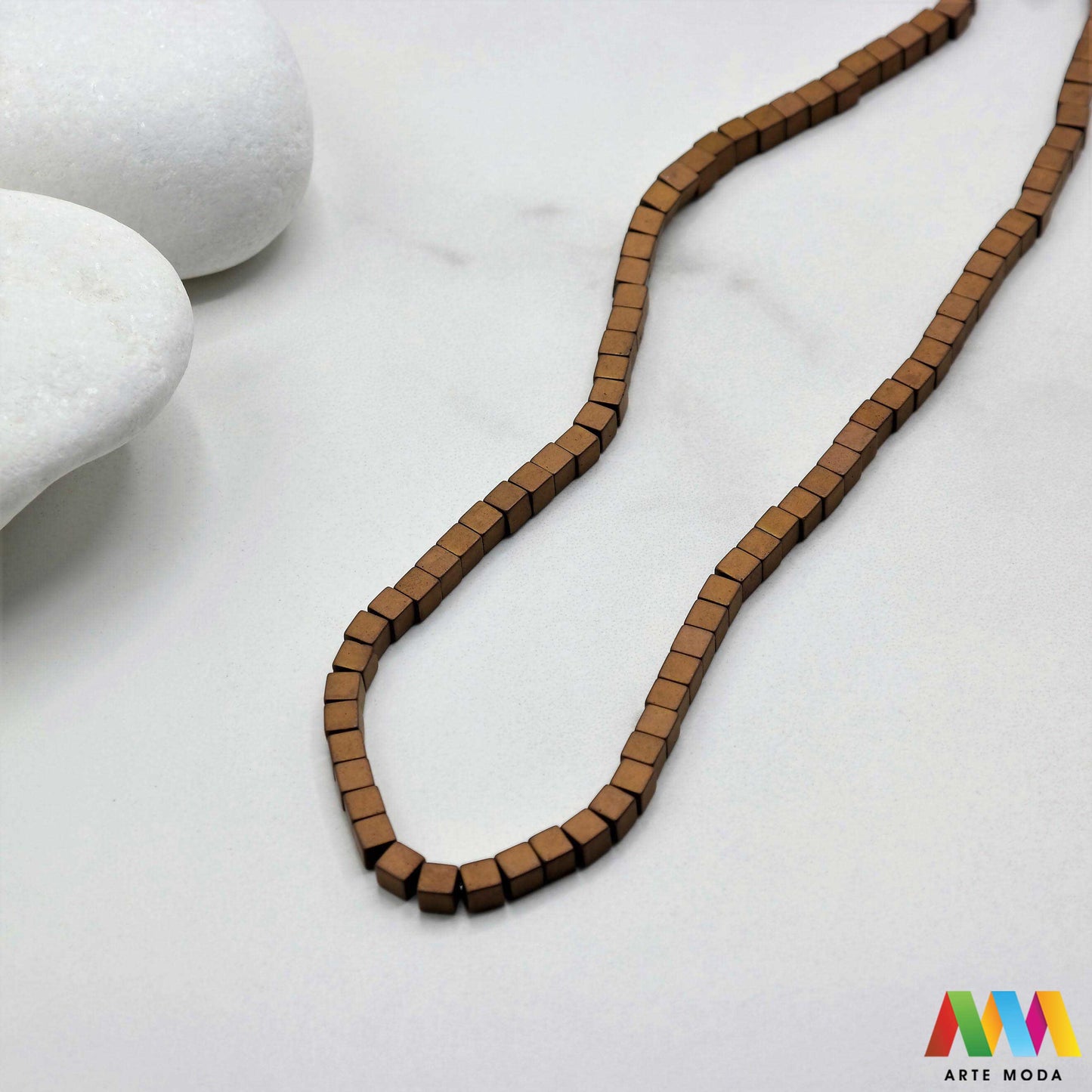 hematit krvavi kamen poludragi mineral metalni sjaj kvarc zrcalo kristal prirodni metalik meditacija zaštita repromaterijal Hematit (ili krvavi kamen) je prirodni mineral smeđe sive ili crne boje karakteriziran prisustvom hladnog metalnog sjaja Vjeruje se da pomaže u jačanju volje samopouzdanja i povezanosti s majkom zemljom Nakit izrađen od njega fascinira svojim tajanstvenim zrcalnim sjajem