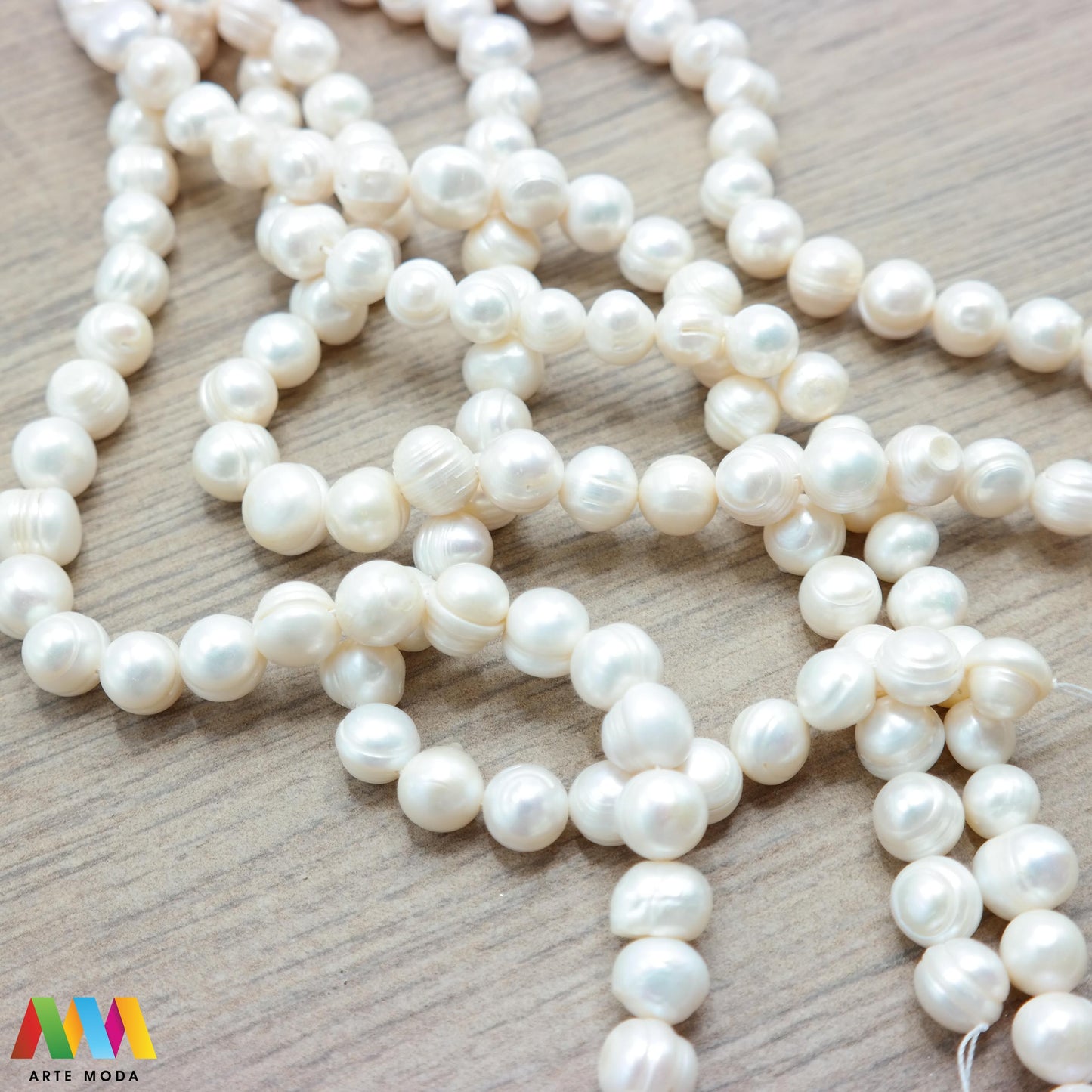 riječni biser zrno bisernica sedef školjka dragi kamen dragulj poludrago kamenje repromaterijal poludragi ukrasni mineral kristal Biser je zrnata tvorevina koja nastaje kod nekih mekušaca osobito kod školjaka bisernica Sastavljeni su od tankih koncentričnih slojeva sedefa i većinom su okruglasti Umjetno uzgojen biser pravi je dragulj mora kojega su stvorili zajednički napori prirode čovjeka i školjke - bisernice arte moda