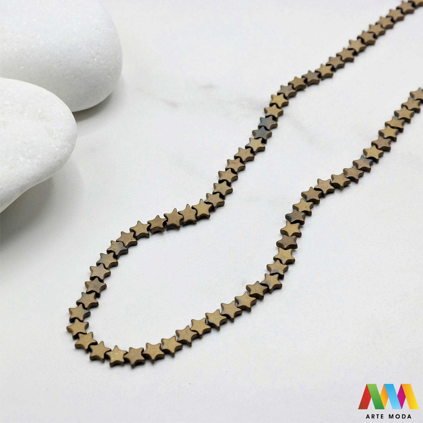 hematit krvavi kamen poludragi mineral metalni sjaj kvarc zrcalo kristal prirodni metalik meditacija zaštita repromaterijal Hematit (ili krvavi kamen) je prirodni mineral smeđe sive ili crne boje karakteriziran prisustvom hladnog metalnog sjaja Vjeruje se da pomaže u jačanju volje samopouzdanja i povezanosti s majkom zemljom Nakit izrađen od njega fascinira svojim tajanstvenim zrcalnim sjajem