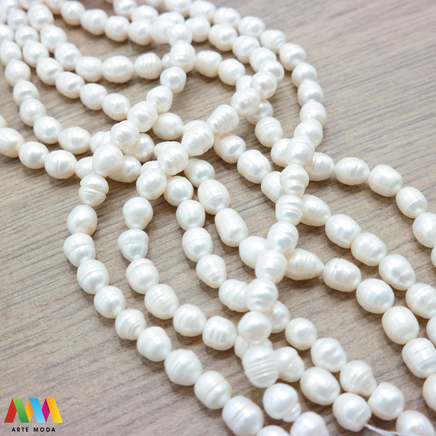 riječni biser zrno bisernica sedef školjka dragi kamen dragulj poludrago kamenje repromaterijal poludragi ukrasni mineral kristal Biser je zrnata tvorevina koja nastaje kod nekih mekušaca osobito kod školjaka bisernica Sastavljeni su od tankih koncentričnih slojeva sedefa i većinom su okruglasti Umjetno uzgojen biser pravi je dragulj mora kojega su stvorili zajednički napori prirode čovjeka i školjke - bisernice arte moda