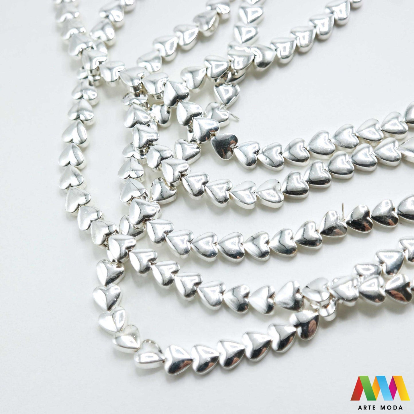 hematit krvavi kamen poludragi mineral metalni sjaj kvarc zrcalo kristal prirodni metalik meditacija zaštita repromaterijal Hematit (ili krvavi kamen) je prirodni mineral smeđe sive ili crne boje karakteriziran prisustvom hladnog metalnog sjaja Vjeruje se da pomaže u jačanju volje samopouzdanja i povezanosti s majkom zemljom Nakit izrađen od njega fascinira svojim tajanstvenim zrcalnim sjajem