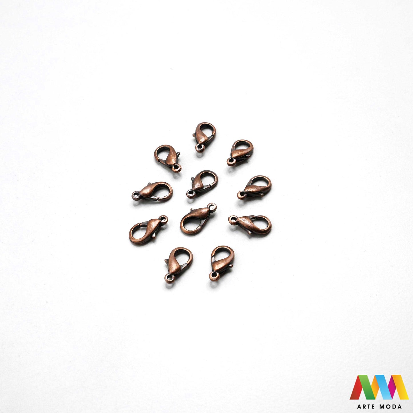 kopče metalne karabiner togl magnet kukice narukvice ogrlice zatvarači nakit DIY metalni pribor spajanje nakita srebrne zlatne karabin magnetne završne kopča narukvica ogrlica Osigurajte svoj nakit Metalne kopče su esencijalne za sigurno završavanje ogrlica i narukvica Birajte između karabin kopči pouzdanost magnetnih kopči lakoća i togl kopči stil Kvalitetni zatvarači u raznim bojama temelj svakog uradi sam nakit projekta arte moda repromaterijal