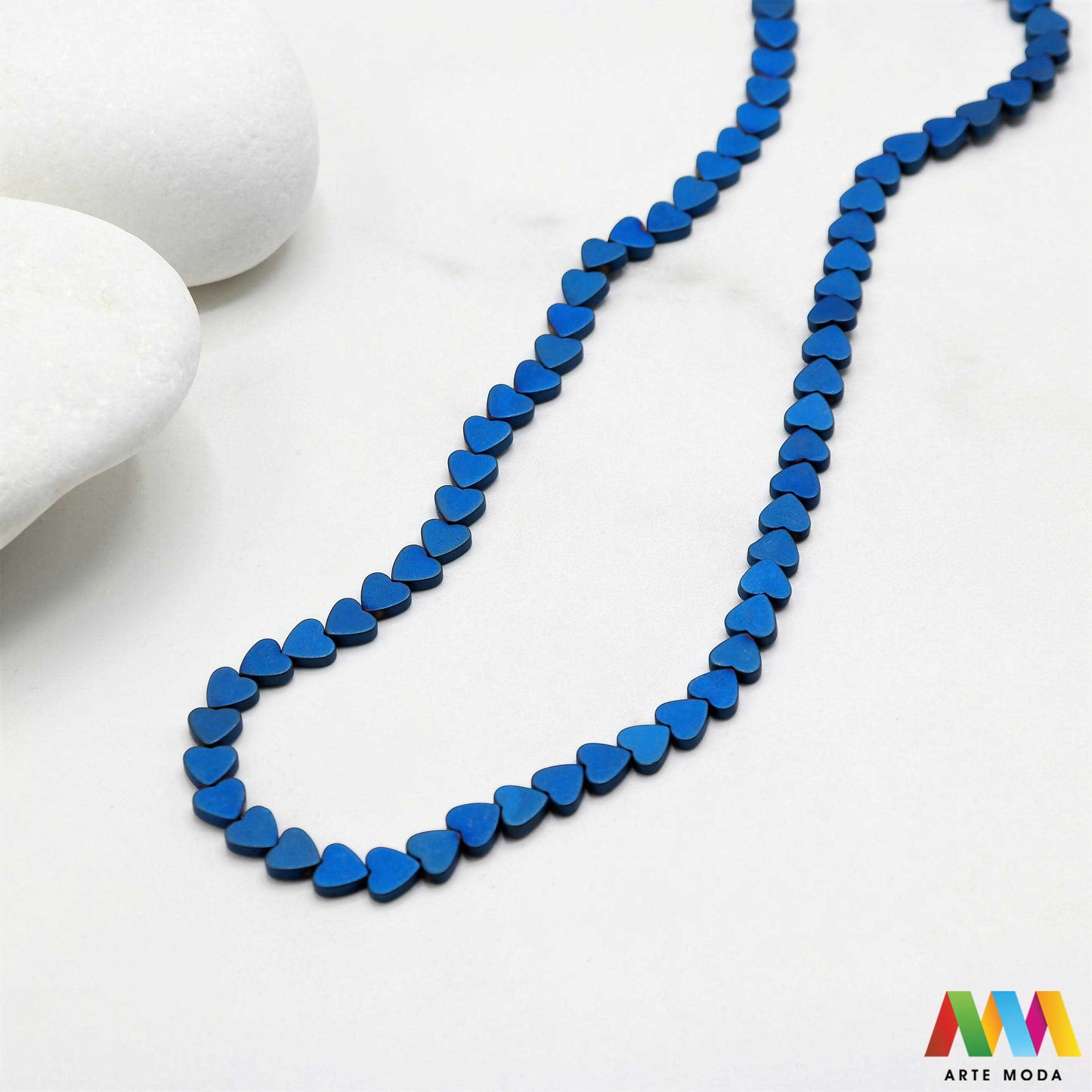 hematit krvavi kamen poludragi mineral metalni sjaj kvarc zrcalo kristal prirodni metalik meditacija zaštita repromaterijal Hematit (ili krvavi kamen) je prirodni mineral smeđe sive ili crne boje karakteriziran prisustvom hladnog metalnog sjaja Vjeruje se da pomaže u jačanju volje samopouzdanja i povezanosti s majkom zemljom Nakit izrađen od njega fascinira svojim tajanstvenim zrcalnim sjajem