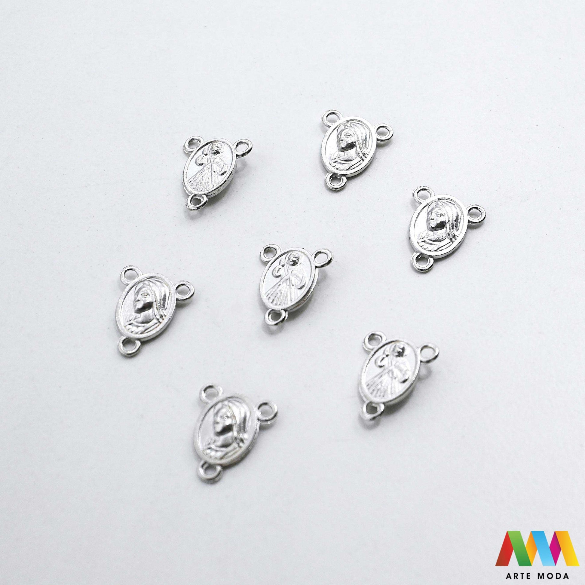 metalni razdjelnik konektor izrada krunice krunica metalni dijelovi krunicu repromaterijal sakralni nakit vjerski križić spojnica krunica perle pribor diy Gospa i Milosrdni Isus Neizostavan element za svaku krunicu Ovi kvalitetni metalni razdjelnici poznati i kao konektori služe za spajanje dijelova krunice i naglašavaju njezinu središnju točku Izrađeni od izdržljivog metala naši razdjelnici su savršen izbor za izradu vlastitih krunica bilo da koristite perle staklo ili kamenje arte moda repromaterijal