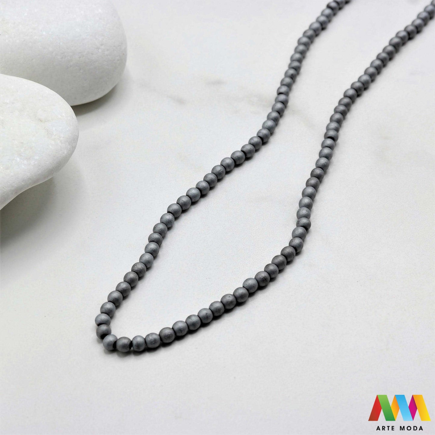 hematit krvavi kamen poludragi mineral metalni sjaj kvarc zrcalo kristal prirodni metalik meditacija zaštita repromaterijal Hematit (ili krvavi kamen) je prirodni mineral smeđe sive ili crne boje karakteriziran prisustvom hladnog metalnog sjaja Vjeruje se da pomaže u jačanju volje samopouzdanja i povezanosti s majkom zemljom Nakit izrađen od njega fascinira svojim tajanstvenim zrcalnim sjajem