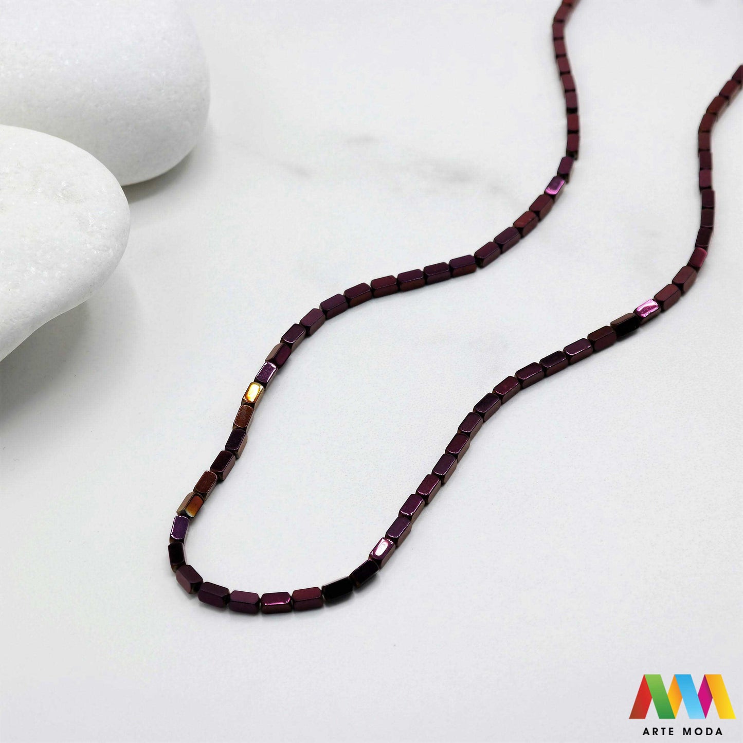 hematit krvavi kamen poludragi mineral metalni sjaj kvarc zrcalo kristal prirodni metalik meditacija zaštita repromaterijal Hematit (ili krvavi kamen) je prirodni mineral smeđe sive ili crne boje karakteriziran prisustvom hladnog metalnog sjaja Vjeruje se da pomaže u jačanju volje samopouzdanja i povezanosti s majkom zemljom Nakit izrađen od njega fascinira svojim tajanstvenim zrcalnim sjajem