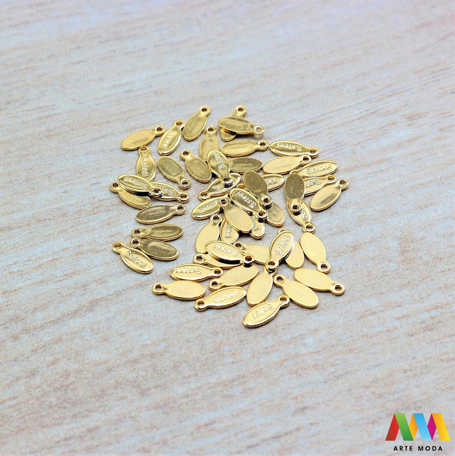 završetak privjesak s jednom rupom jedna rupa privjesak od čelika repromaterijal čelični ogrlice ogrlica narukvica narukvice nanožnica nehrđajući Privjesci izrađeni od nehrđajućeg čelika 316L koji služe za izradu nakita poput narukvica ili ogrlica najčešće se koriste za nizanje ili uz pomoć alkice se stavljaju na sajlu gumu flaks i ostale materijale