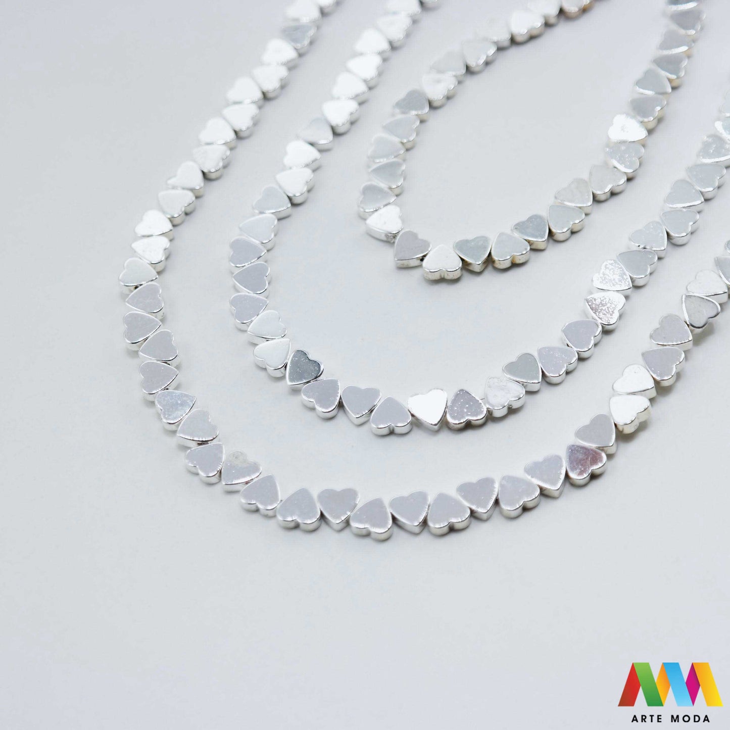 hematit krvavi kamen poludragi mineral metalni sjaj kvarc zrcalo kristal prirodni metalik meditacija zaštita repromaterijal Hematit (ili krvavi kamen) je prirodni mineral smeđe sive ili crne boje karakteriziran prisustvom hladnog metalnog sjaja Vjeruje se da pomaže u jačanju volje samopouzdanja i povezanosti s majkom zemljom Nakit izrađen od njega fascinira svojim tajanstvenim zrcalnim sjajem