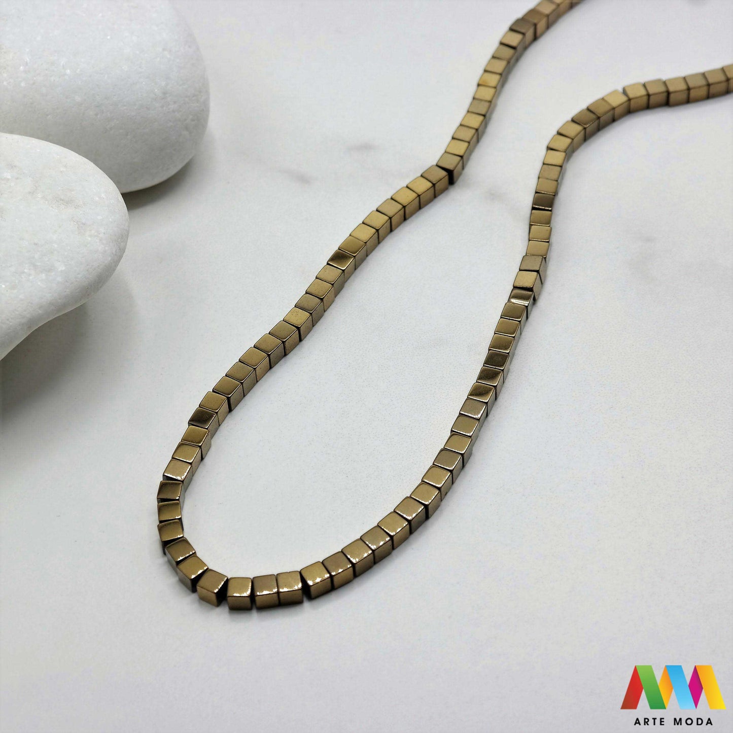 hematit krvavi kamen poludragi mineral metalni sjaj kvarc zrcalo kristal prirodni metalik meditacija zaštita repromaterijal Hematit (ili krvavi kamen) je prirodni mineral smeđe sive ili crne boje karakteriziran prisustvom hladnog metalnog sjaja Vjeruje se da pomaže u jačanju volje samopouzdanja i povezanosti s majkom zemljom Nakit izrađen od njega fascinira svojim tajanstvenim zrcalnim sjajem