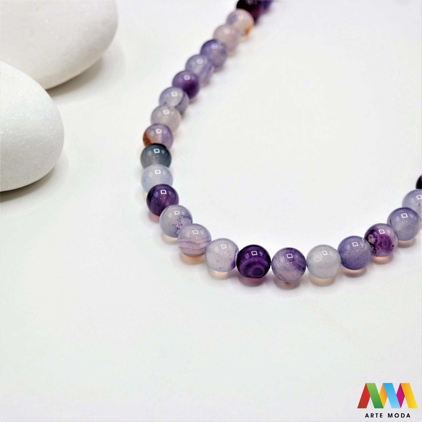 poludragi kamen ahat kristal kalcedon polu dragi poludrago kamenje dragulj mineral kvarc Ahat je jedan od najrasprostranjenijih kristala na planeti Ahat spada u grupu kalcedona izrazito je dekorativan te se od njega izrađuje lijepi nakit i ukrasni predmeti U Hrvatskoj je poznati Lepoglavski Ahat s brda Gaveznica