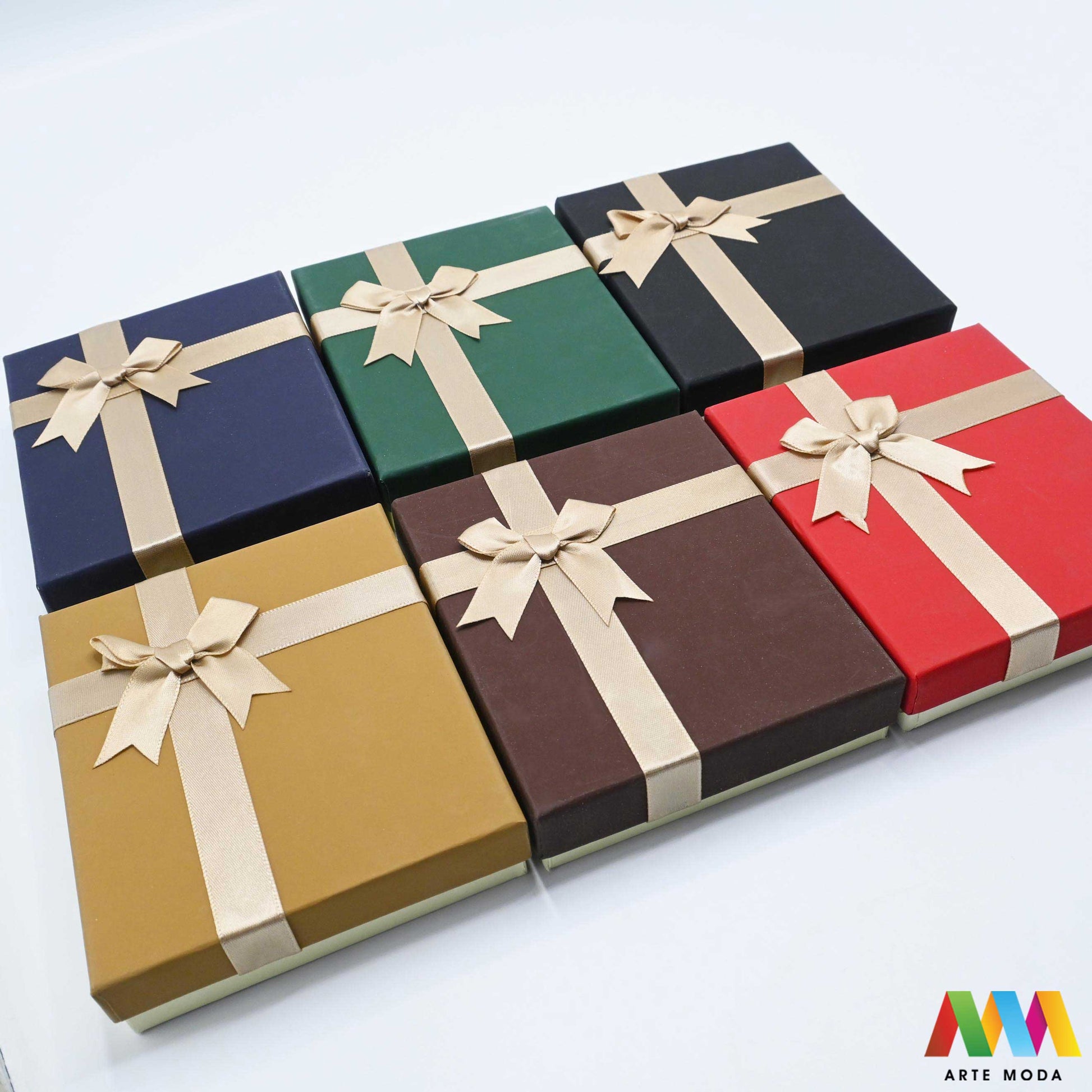 kutijice ukrasne kartonske kutije za nakit poklon ambalaža darivanje pakiranje poklopac prstenje ogrlice naušnice luksuzne elegantne ručni rad personalizirane dar Savršeno pakiranje ljepota vaših kreacija elegantnih i čvrstih kartonskih kutija izrađenih od kvalitetnog papira s mekanim umetkom od spužve prstenje ogrlice naušnice i narukvice nježnu zaštitu od ogrebotina dodaju dašak luksuza i profinjenosti vašem poklonu izloženom nakitu Dostupne u raznim veličinama bojama i dezenima arte moda repromaterijal