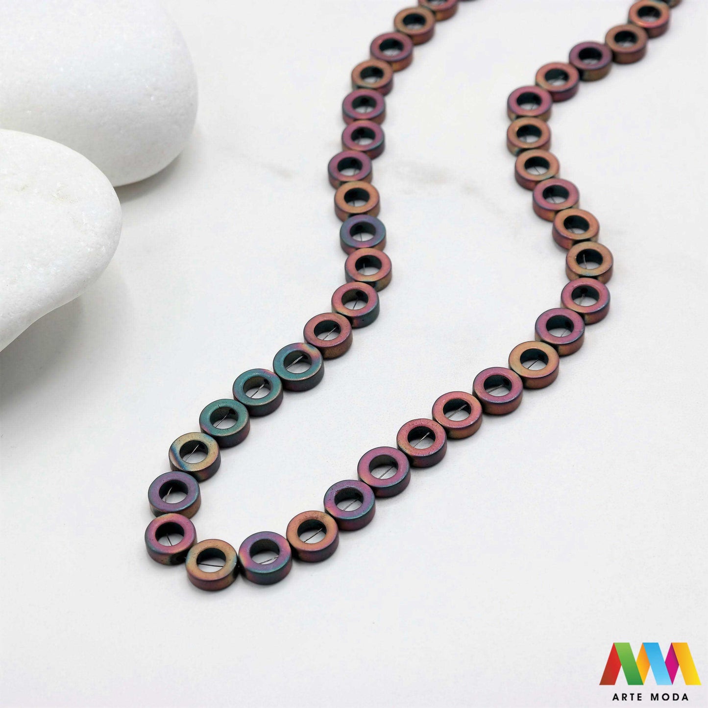 hematit krvavi kamen poludragi mineral metalni sjaj kvarc zrcalo kristal prirodni metalik meditacija zaštita repromaterijal Hematit (ili krvavi kamen) je prirodni mineral smeđe sive ili crne boje karakteriziran prisustvom hladnog metalnog sjaja Vjeruje se da pomaže u jačanju volje samopouzdanja i povezanosti s majkom zemljom Nakit izrađen od njega fascinira svojim tajanstvenim zrcalnim sjajem