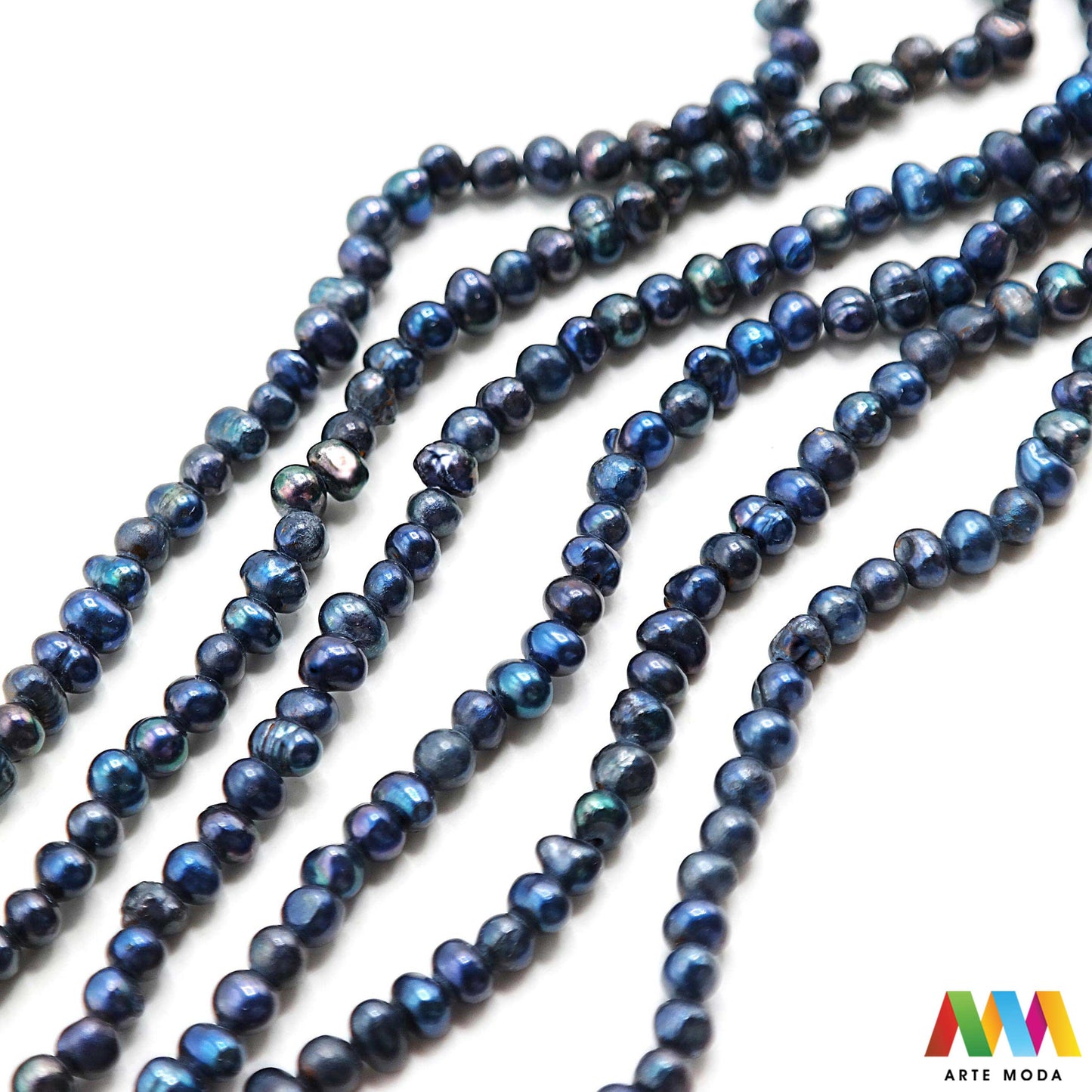 riječni biser zrno bisernica sedef školjka dragi kamen dragulj poludrago kamenje repromaterijal poludragi ukrasni mineral kristal Biser je zrnata tvorevina koja nastaje kod nekih mekušaca osobito kod školjaka bisernica Sastavljeni su od tankih koncentričnih slojeva sedefa i većinom su okruglasti Umjetno uzgojen biser pravi je dragulj mora kojega su stvorili zajednički napori prirode čovjeka i školjke - bisernice arte moda