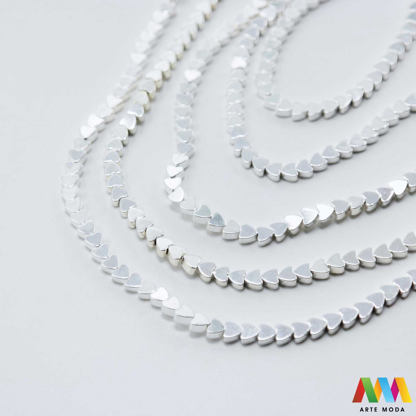 hematit krvavi kamen poludragi mineral metalni sjaj kvarc zrcalo kristal prirodni metalik meditacija zaštita repromaterijal Hematit (ili krvavi kamen) je prirodni mineral smeđe sive ili crne boje karakteriziran prisustvom hladnog metalnog sjaja Vjeruje se da pomaže u jačanju volje samopouzdanja i povezanosti s majkom zemljom Nakit izrađen od njega fascinira svojim tajanstvenim zrcalnim sjajem