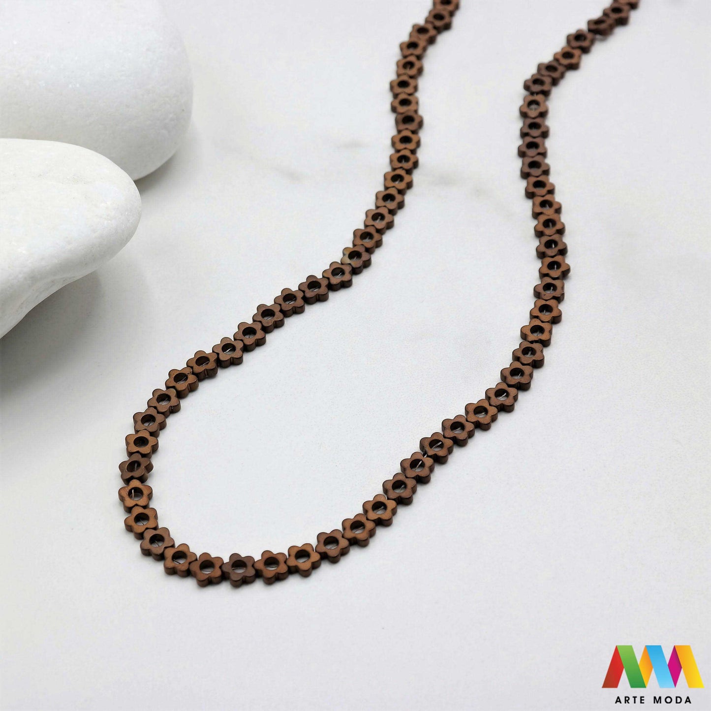 hematit krvavi kamen poludragi mineral metalni sjaj kvarc zrcalo kristal prirodni metalik meditacija zaštita repromaterijal Hematit (ili krvavi kamen) je prirodni mineral smeđe sive ili crne boje karakteriziran prisustvom hladnog metalnog sjaja Vjeruje se da pomaže u jačanju volje samopouzdanja i povezanosti s majkom zemljom Nakit izrađen od njega fascinira svojim tajanstvenim zrcalnim sjajem