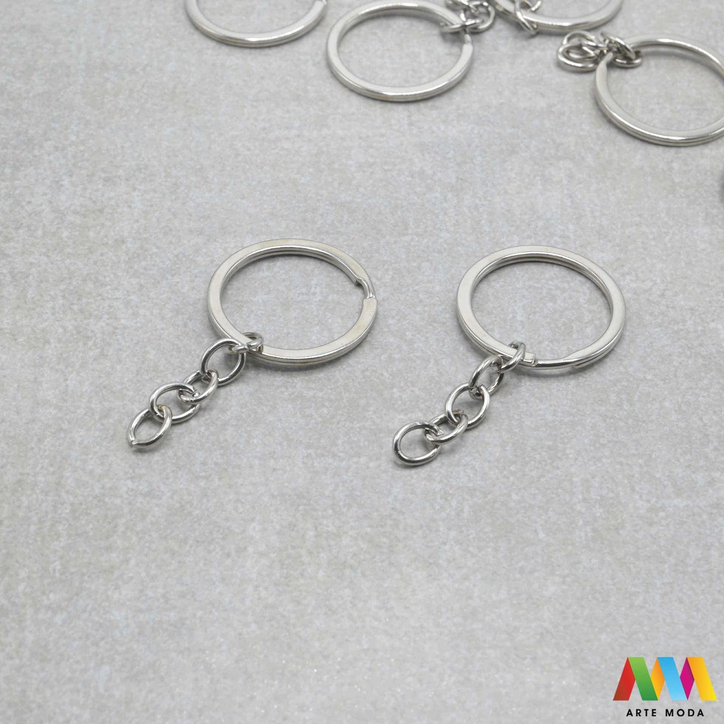 prsteni split rings privjesak baza metalni srebrne DIY lancem baze nakit materijal Osigurajte svoje kreacije uz najčvršće baze Naše metalne alke za ključeve neizostavan su repromaterijal za izradu personaliziranih privjesaka suvenira unikatnih detalja za torbe Zahvaljujući dizajnu dvostrukog prstena ove alke pružaju maksimalnu sigurnost i zadržavaju svoj oblik i nakon dugotrajnog korištenja Izaberite idealnu veličinu za svoj uradi sam projekt stvorite praktične trajne modne dodatke arte moda repromaterijal