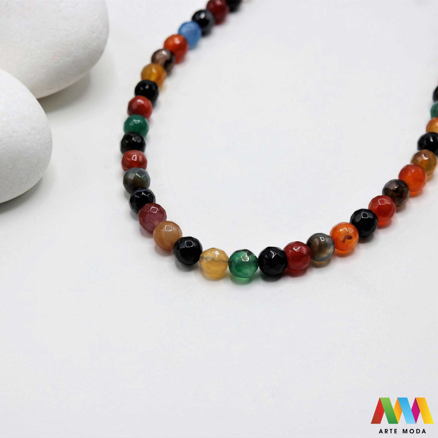 poludragi kamen ahat kristal kalcedon polu dragi poludrago kamenje dragulj mineral kvarc Ahat je jedan od najrasprostranjenijih kristala na planeti Ahat spada u grupu kalcedona izrazito je dekorativan te se od njega izrađuje lijepi nakit i ukrasni predmeti U Hrvatskoj je poznati Lepoglavski Ahat s brda Gaveznica