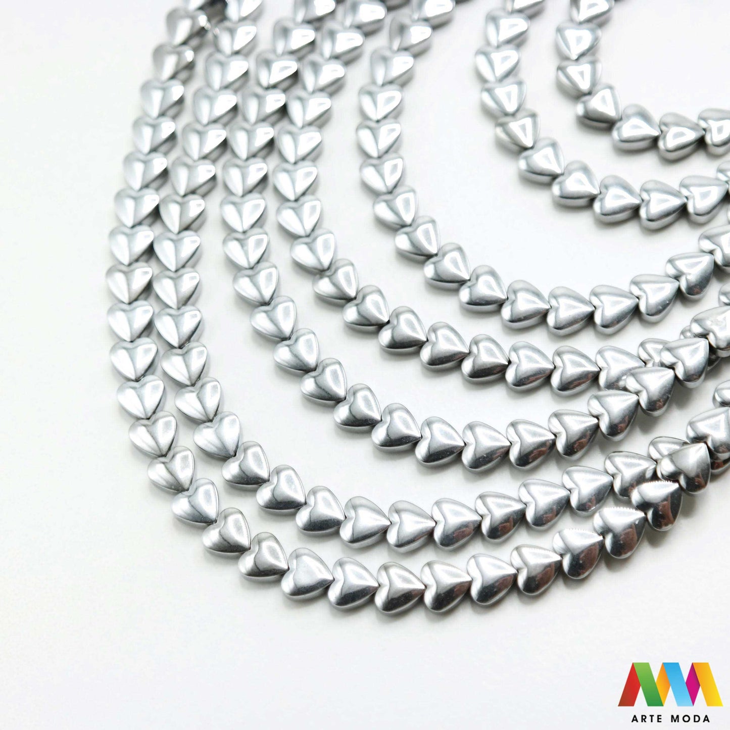 hematit krvavi kamen poludragi mineral metalni sjaj kvarc zrcalo kristal prirodni metalik meditacija zaštita repromaterijal Hematit (ili krvavi kamen) je prirodni mineral smeđe sive ili crne boje karakteriziran prisustvom hladnog metalnog sjaja Vjeruje se da pomaže u jačanju volje samopouzdanja i povezanosti s majkom zemljom Nakit izrađen od njega fascinira svojim tajanstvenim zrcalnim sjajem